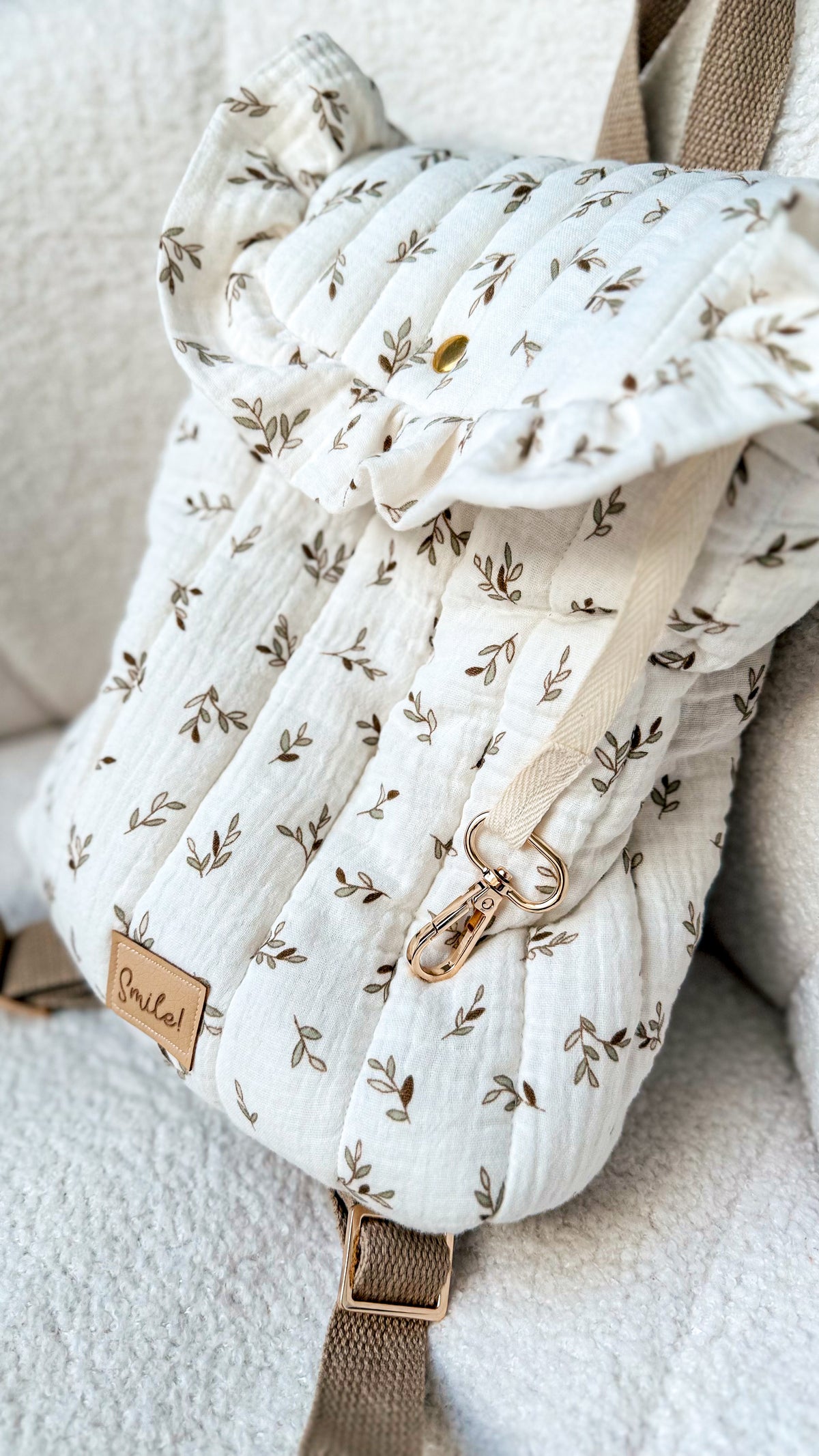 Handmade Gesteppter Kinder Rucksack aus Musselin - Weiß mit Blumenmuster und Gold Details