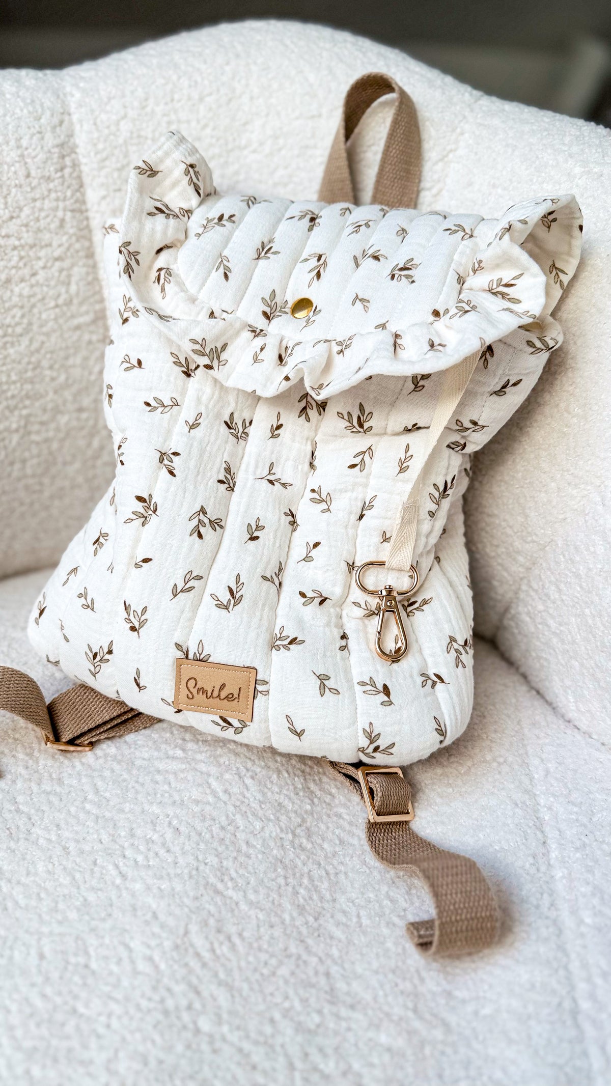 Handmade Gesteppter Kinder Rucksack aus Musselin - Weiß mit Blumenmuster und Gold Details
