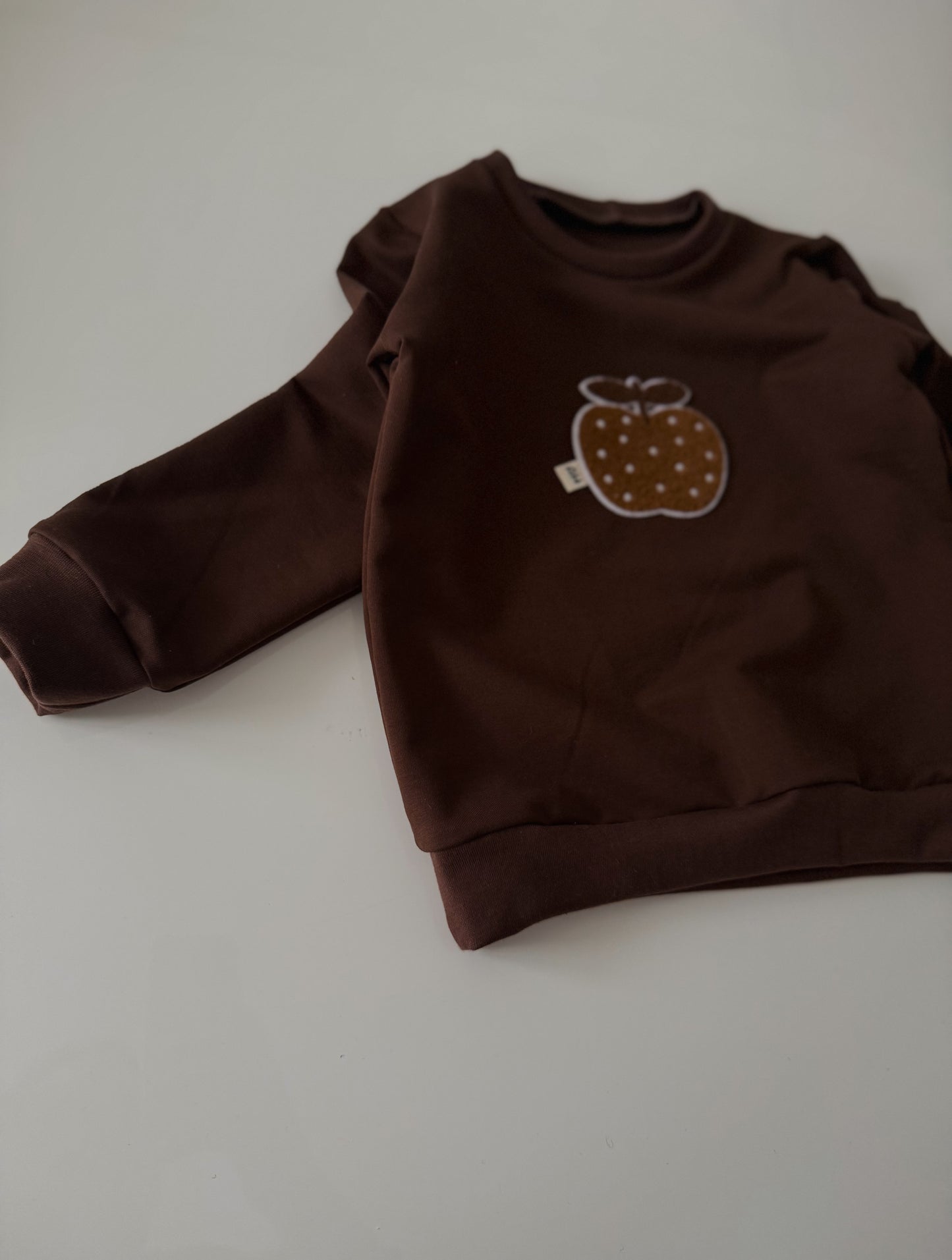 Choco Brown Pullover mit süßem Chenille-Patch Apfel