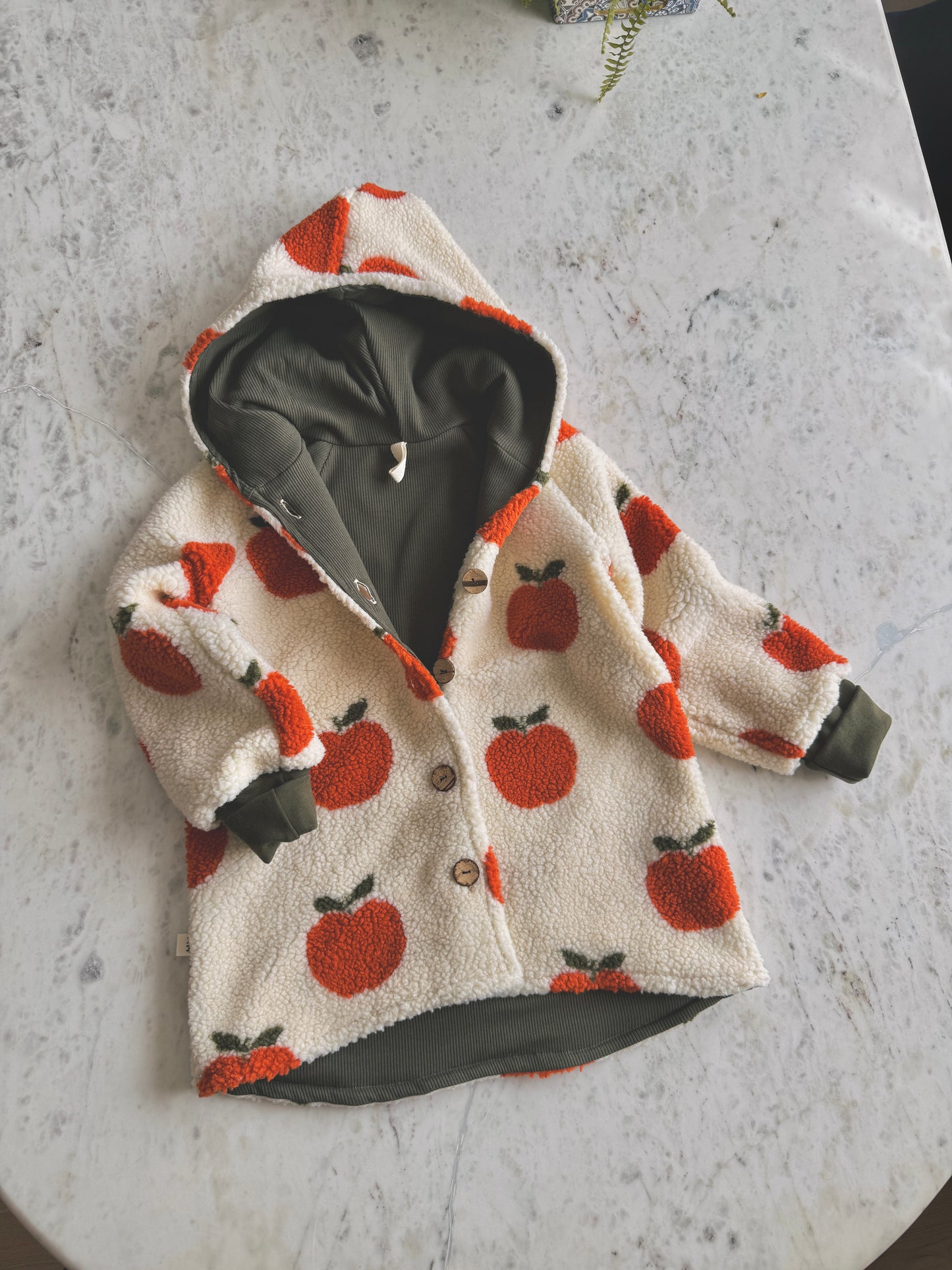 Teddyjacke für Kinder mit Apfel-Motiv – Unisex mit Baumwoll Rippjersey Innerstoffe