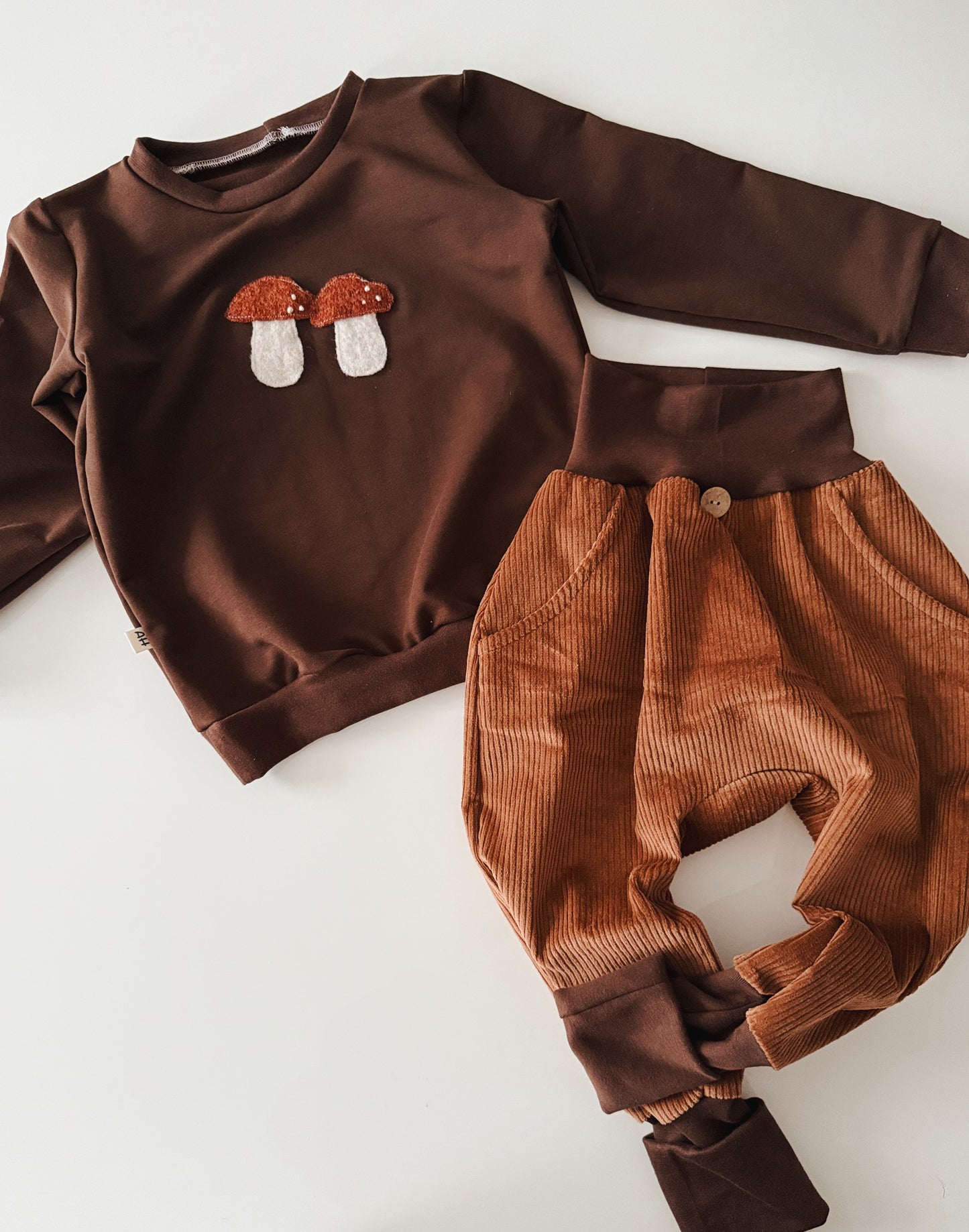 Handgemachter Kinderpullover aus Baumwoll French Terry - Schokobraun mit süßen Pilz-Applikationen