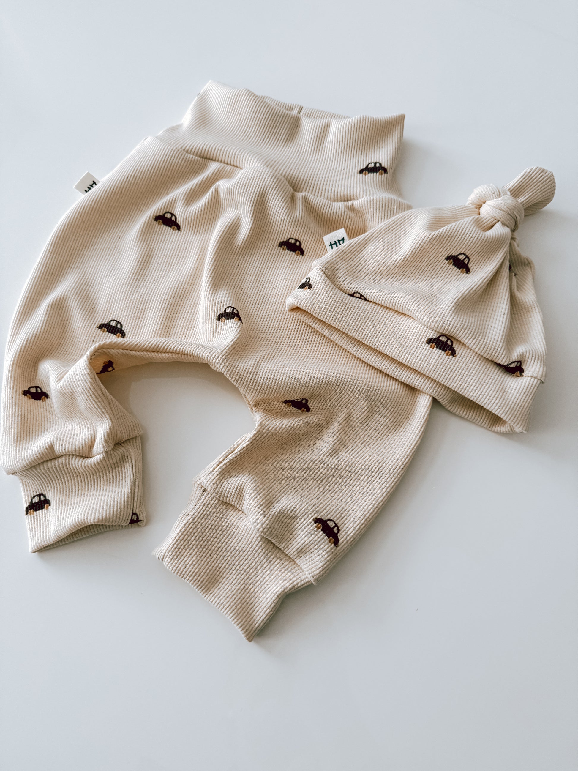 Handmade Baby Kleidung Set. Mütze mit Hose