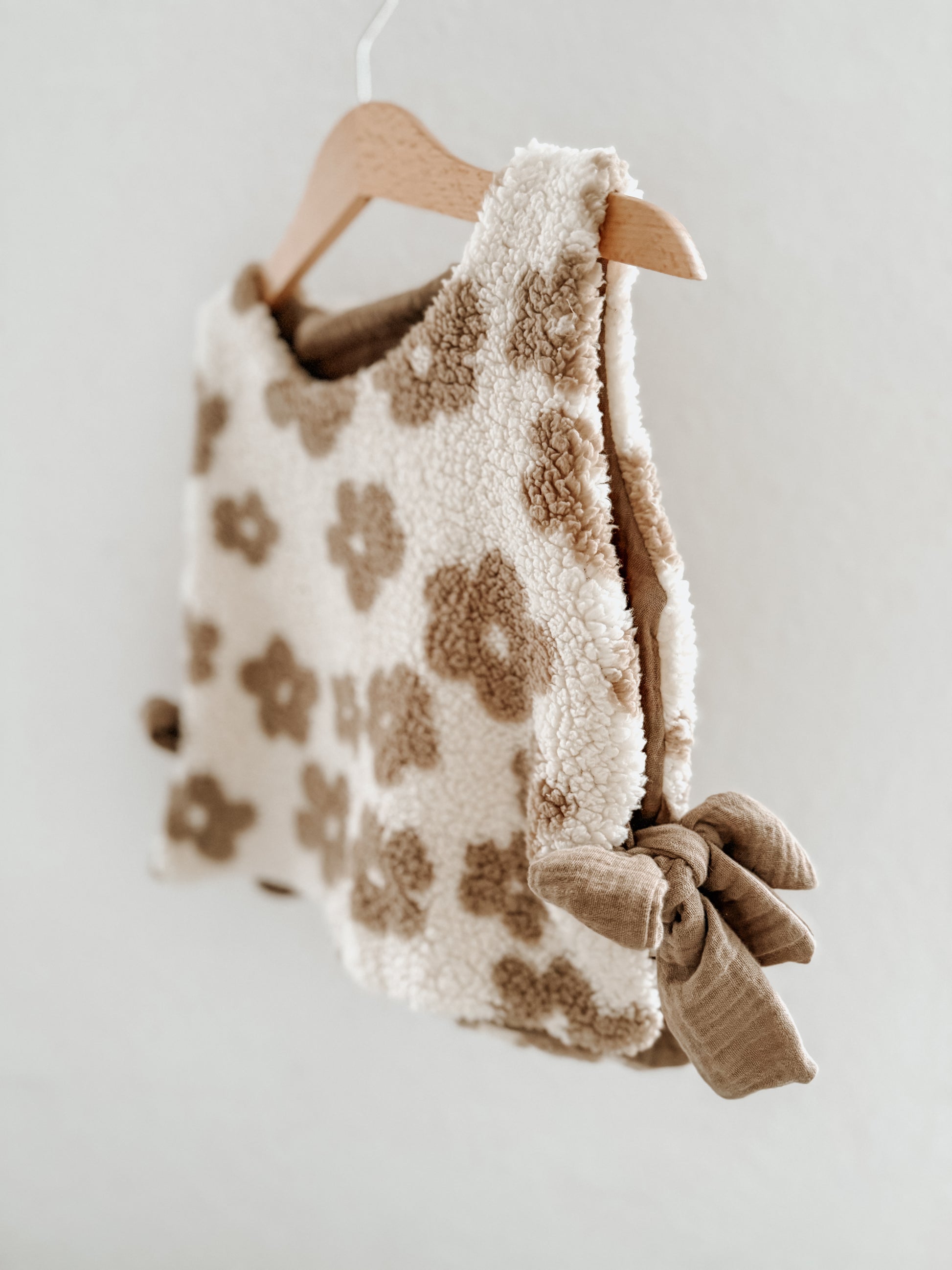 Handmade Teddy Weste mit Musselin Innerstoffe und Bogen