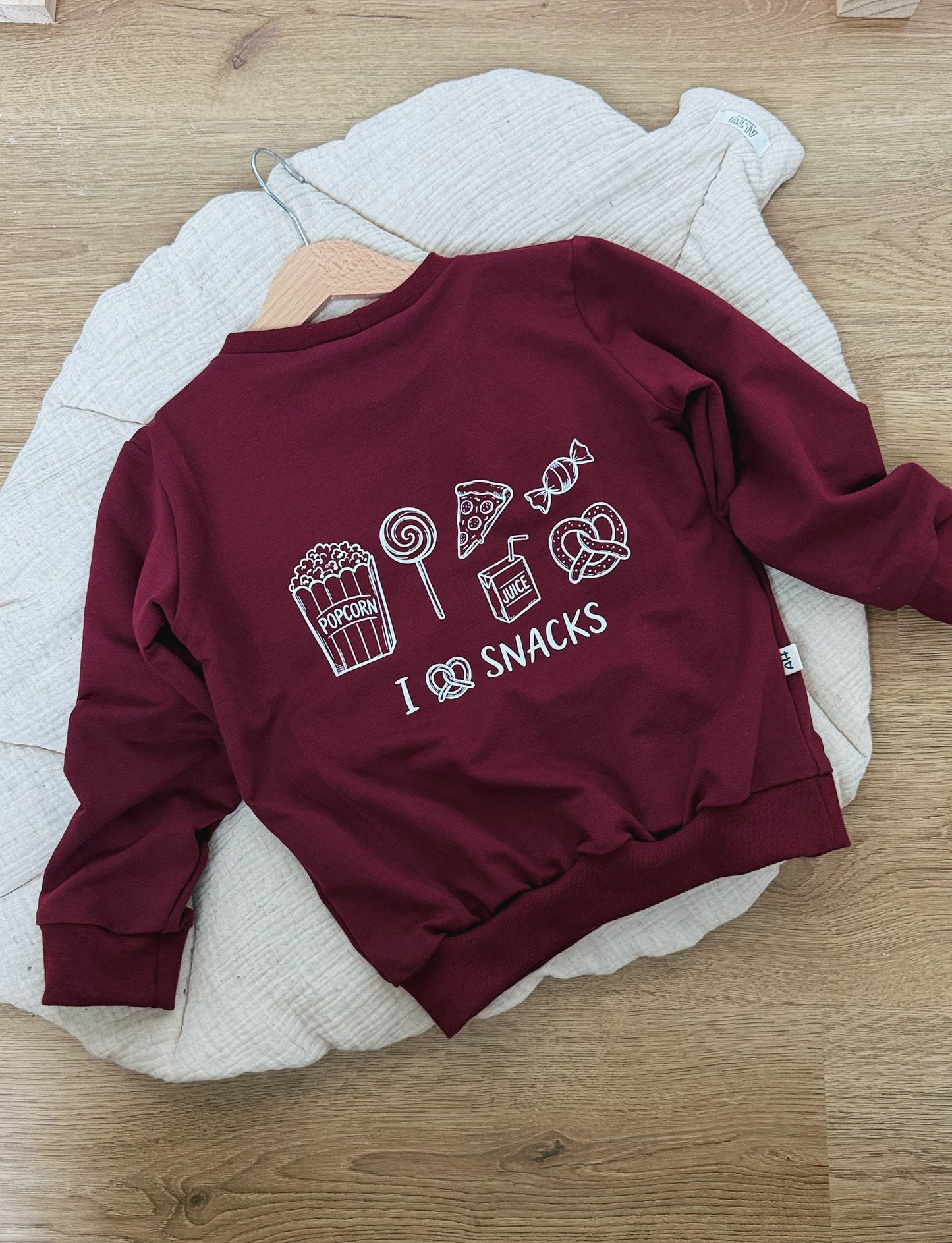 Kinderpullover SNACKS – Handgemachter Oversize-Sweater (Burgunderrot)