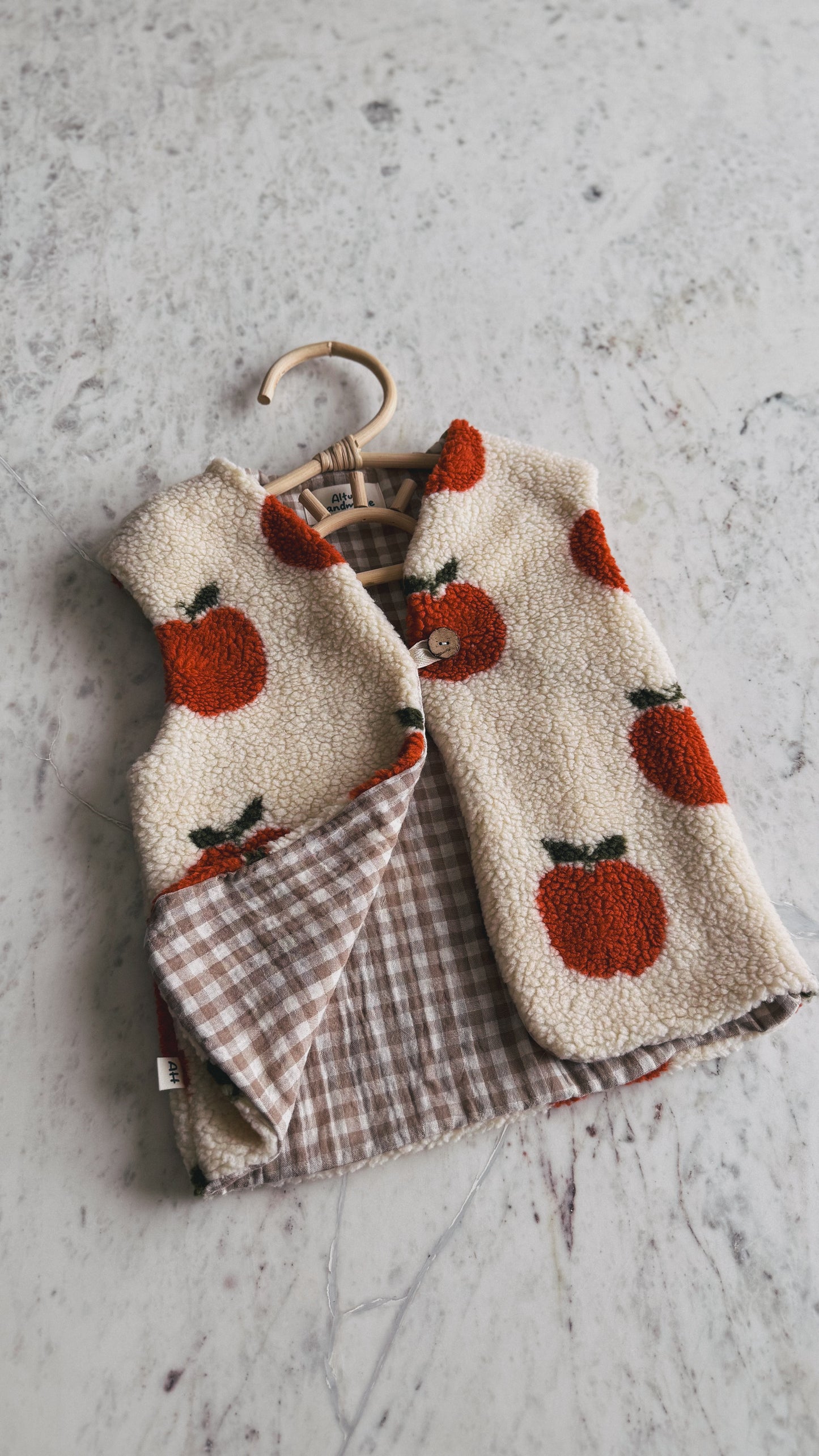 Süße Teddy Weste mit Apfel-Print – Handgefertigt im Cottage-Stil
