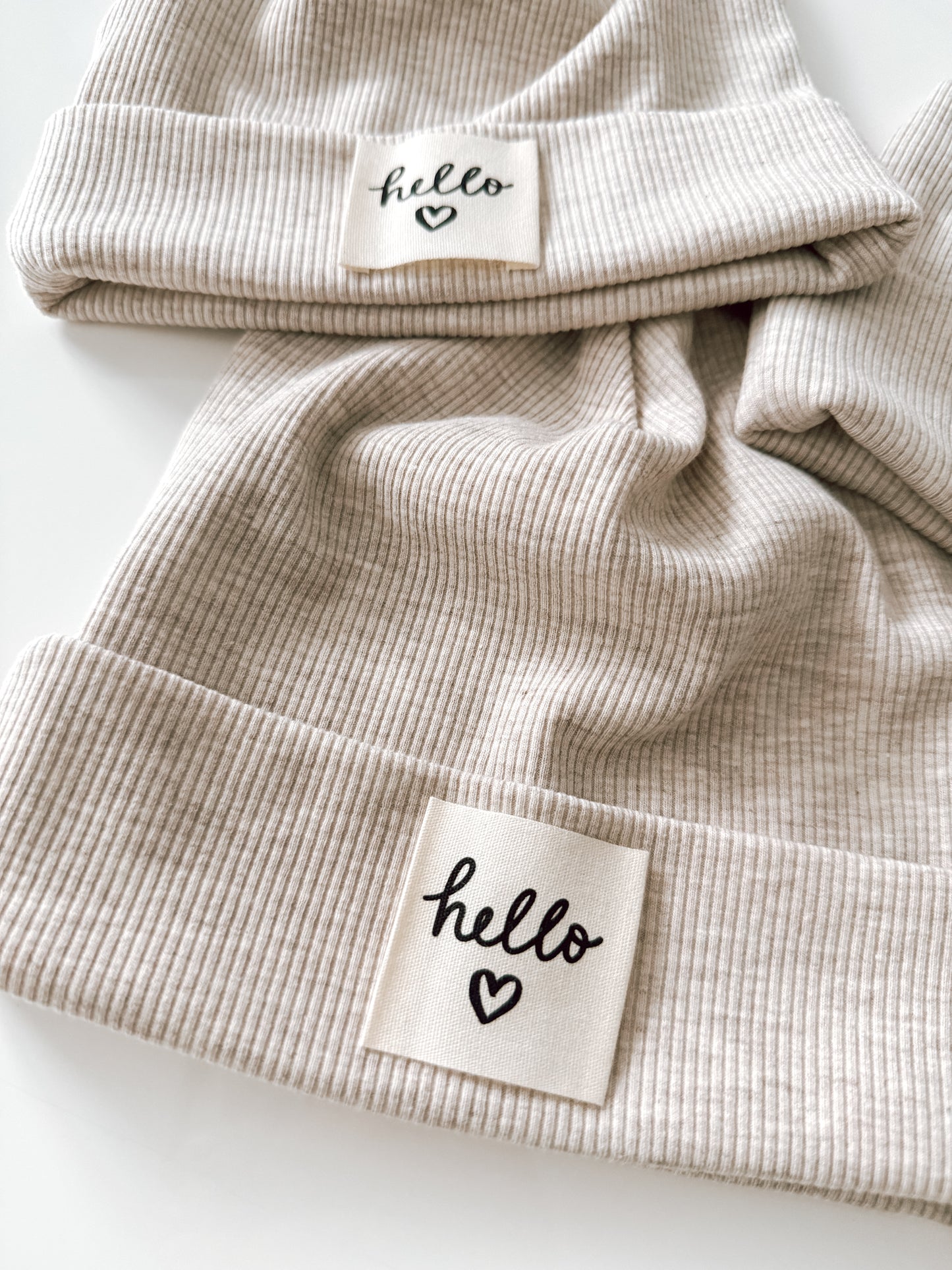 Handmade Ribjersey Beanie “Hello” – Beige Meliert (Unisex)