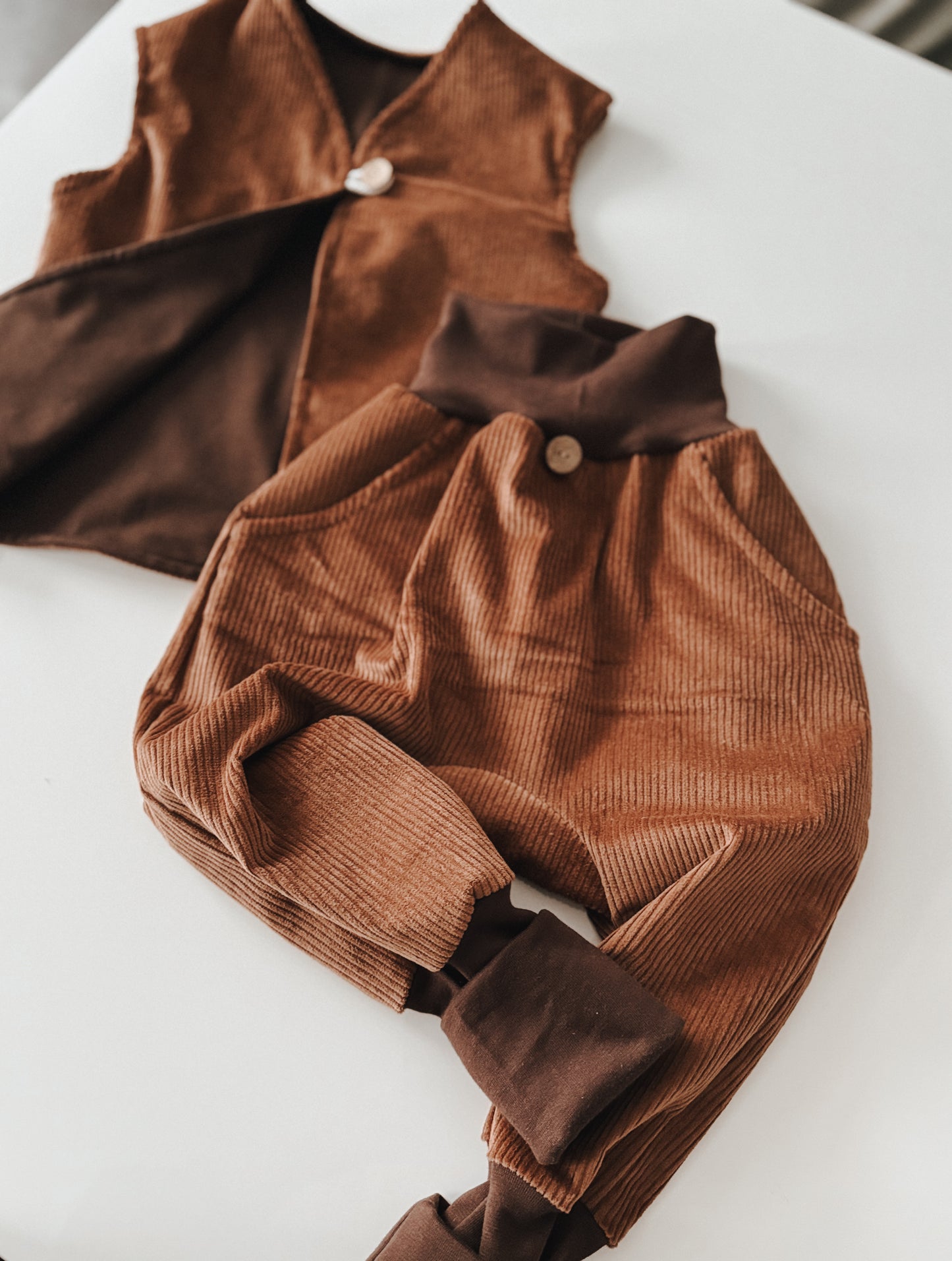 Handgemachte Kinder Cordweste aus Baumwolle - Cognac mit schokobraunem Innenfutter