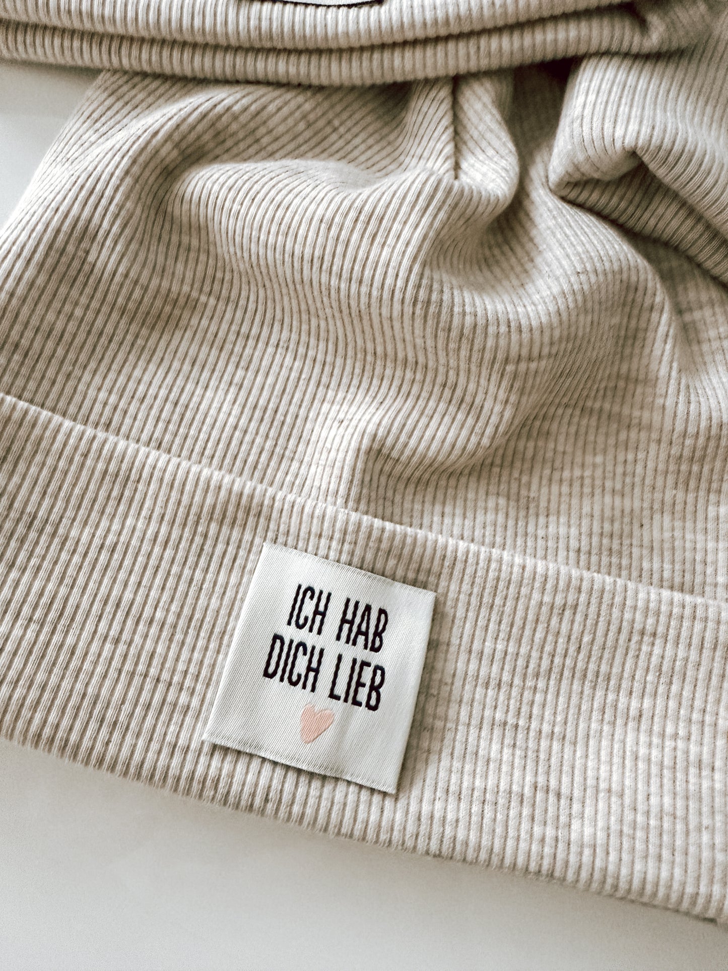 Handmade Ribjersey Beanie – Beige Meliert (Unisex)