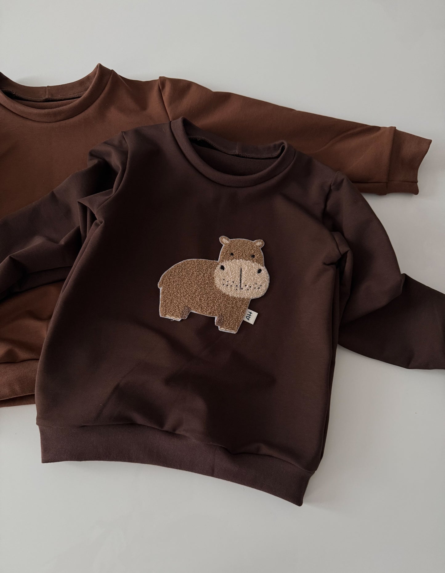 Choco Brown Pullover mit süßem Chenille-Patch Nilpferd
