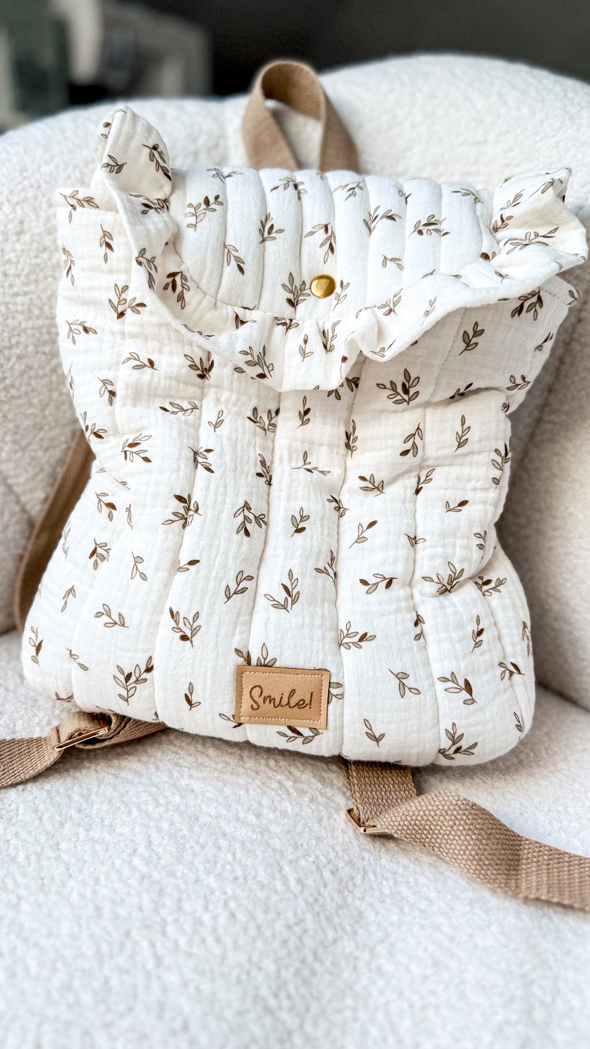 Handmade Gesteppter Kinder Rucksack aus Musselin - Weiß mit Blumenmuster und Gold Details