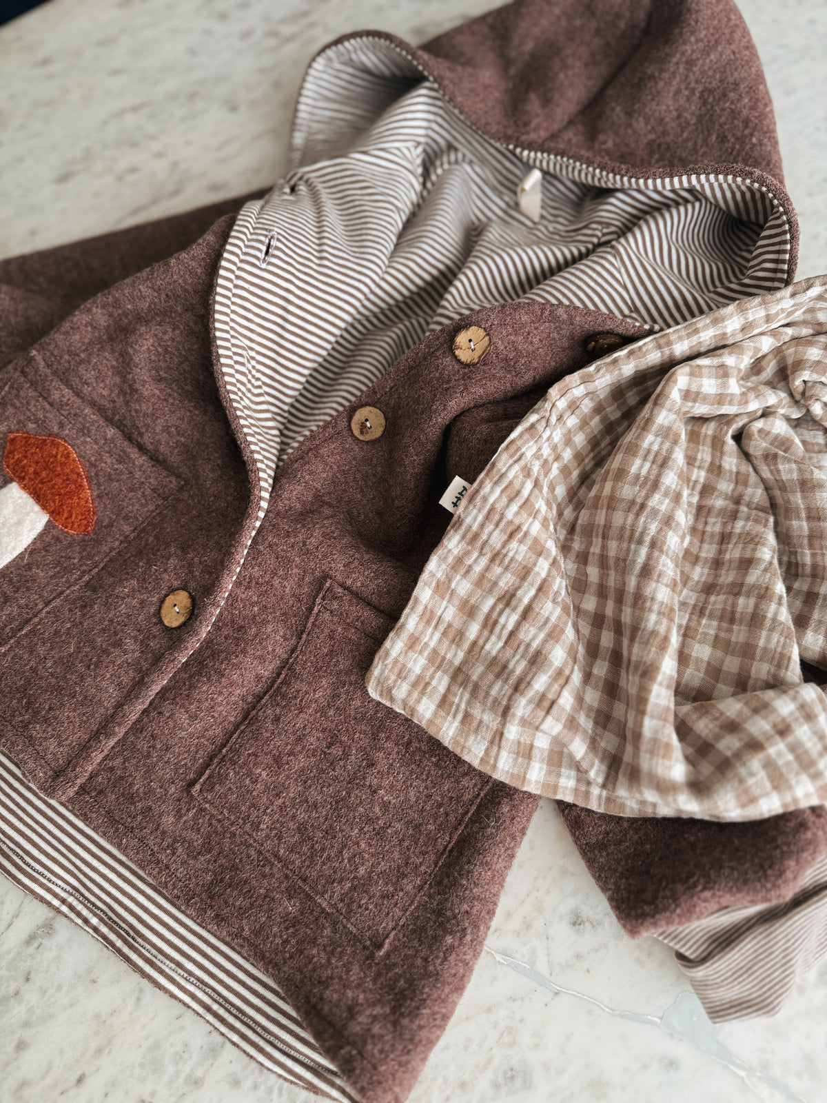 Kuschelige Walkjacke mit Fliegenpilz Applikation | Handgemacht für Kinder Braun