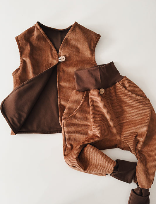 Handgemachte Kinder Cordweste aus Baumwolle - Cognac mit schokobraunem Innenfutter