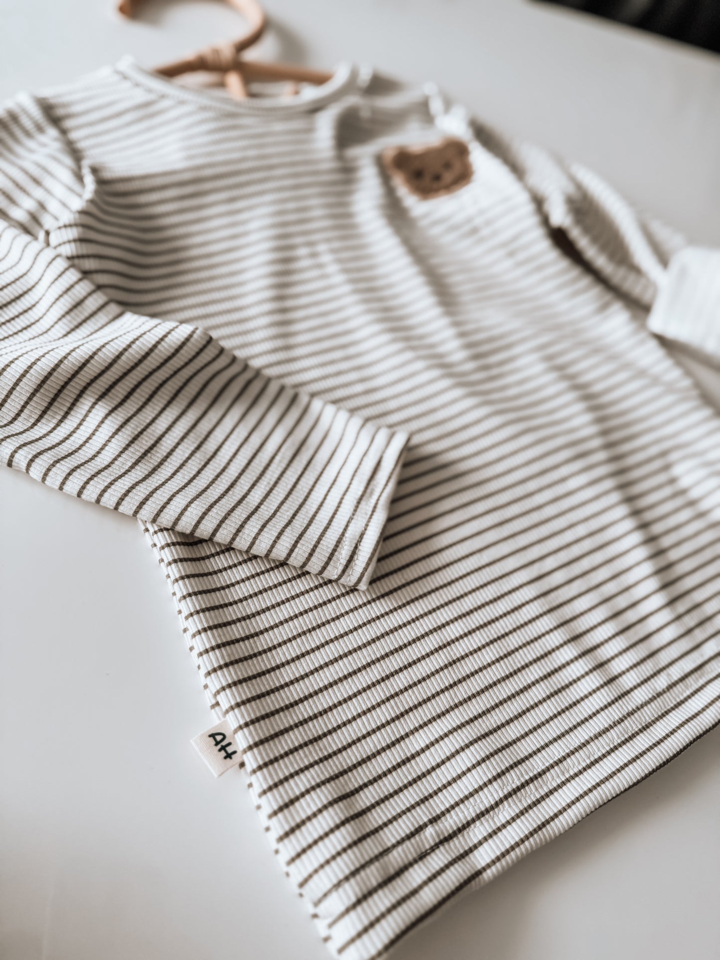 Handgemachtes Kinder Langarmshirt aus Rippjersey – Olive mit süßem Teddy-Patch