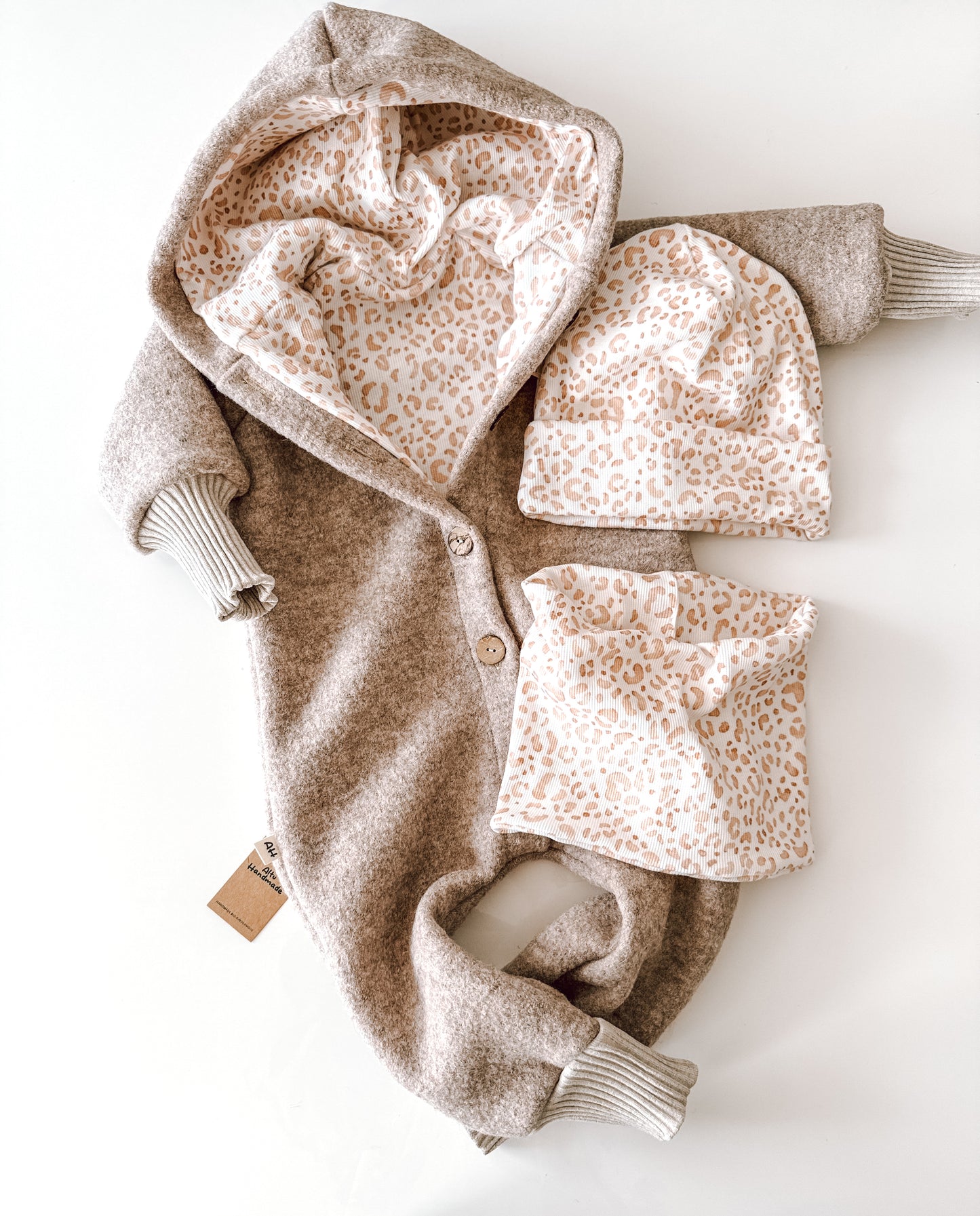 Beige Leopardenmuster Mütze & Loopschal aus Baumwolljersey – Handmade für Babys & Kinder