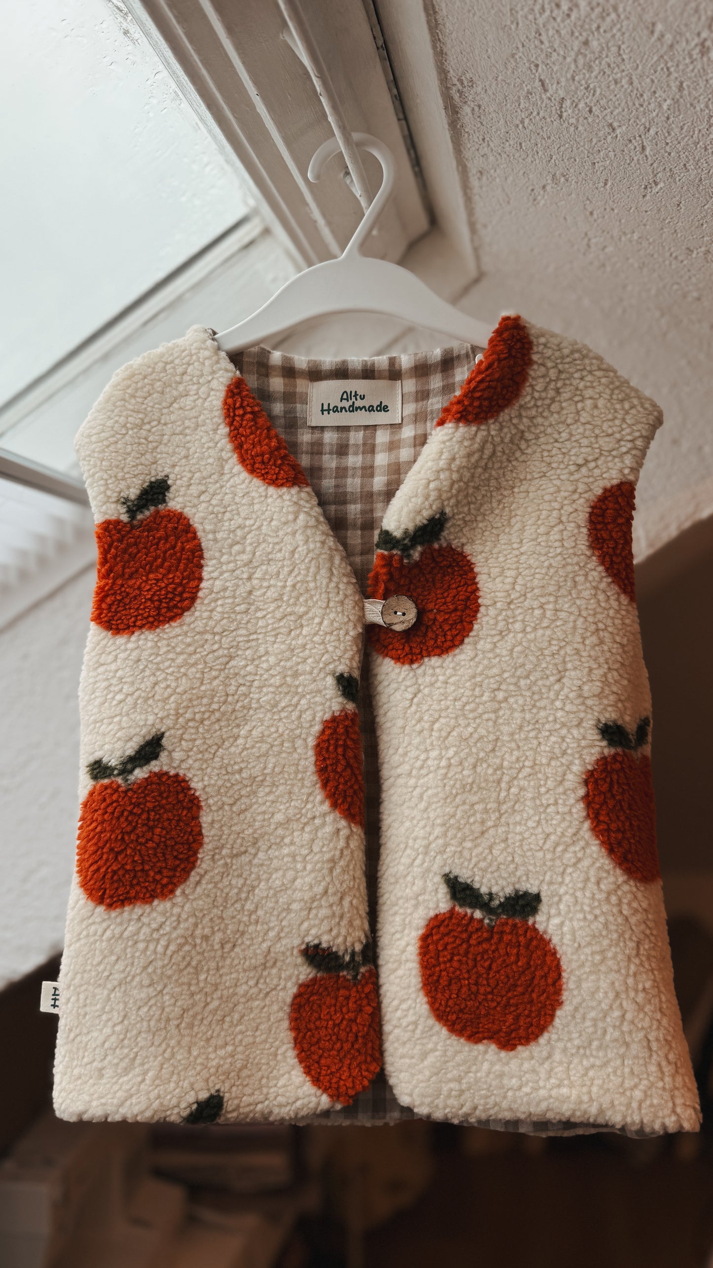 Süße Teddy Weste mit Apfel-Print – Handgefertigt im Cottage-Stil