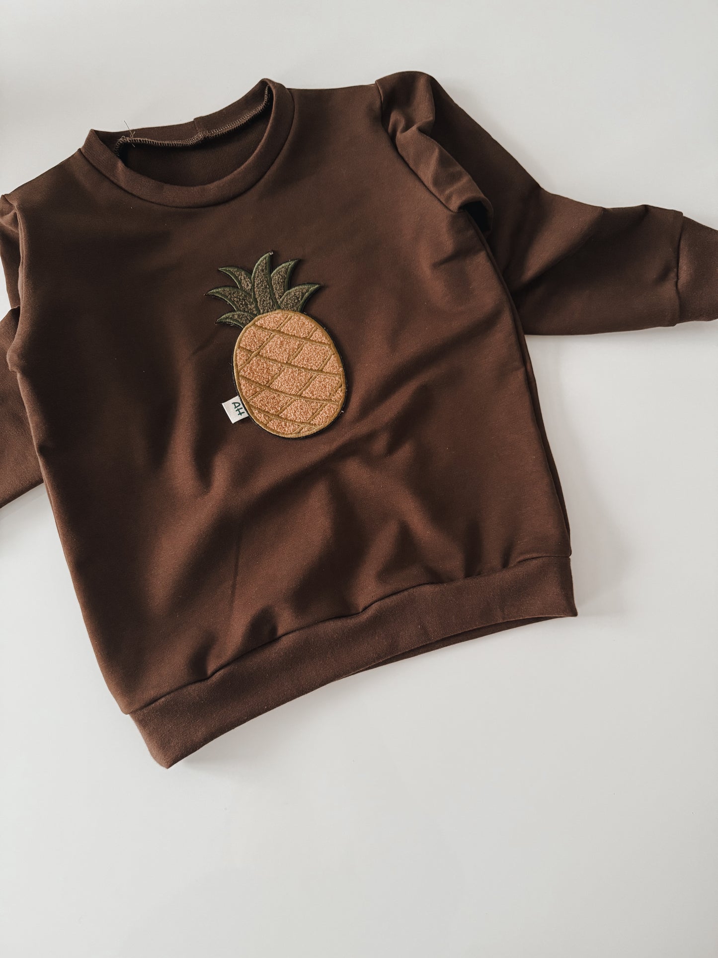 Choco Brown Pullover mit süßem Chenille-Patch Ananas