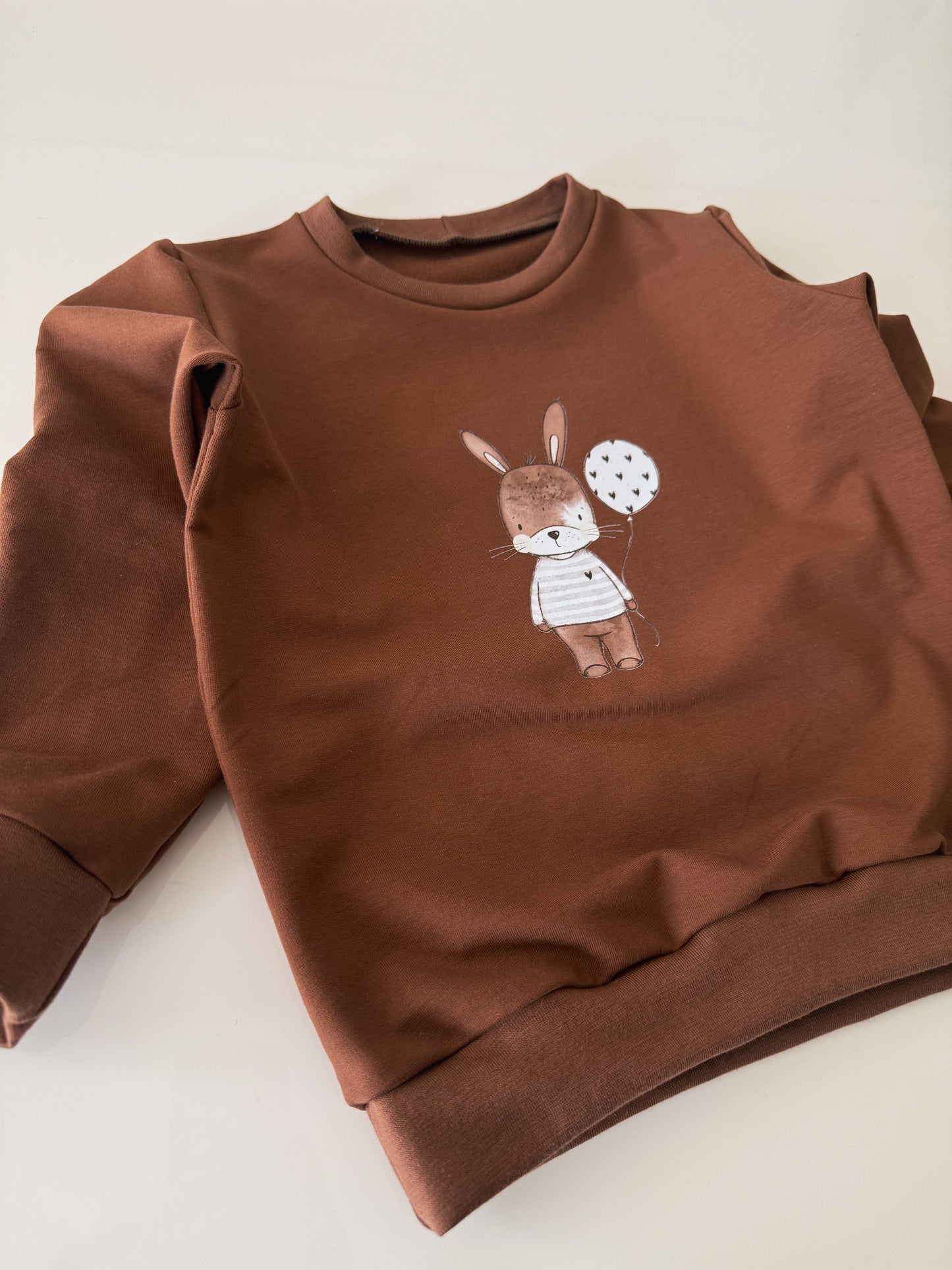 Handgemachter Oversize Pullover für Kinder & Babys – aus Baumwoll-French Terry in Braun mit süßem Hasen-Motiv
