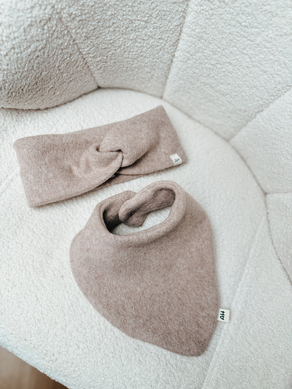 Baby Halstuch aus Baumwollfleece in Beige – Handmade Dreieckstuch (0–18 Monate)