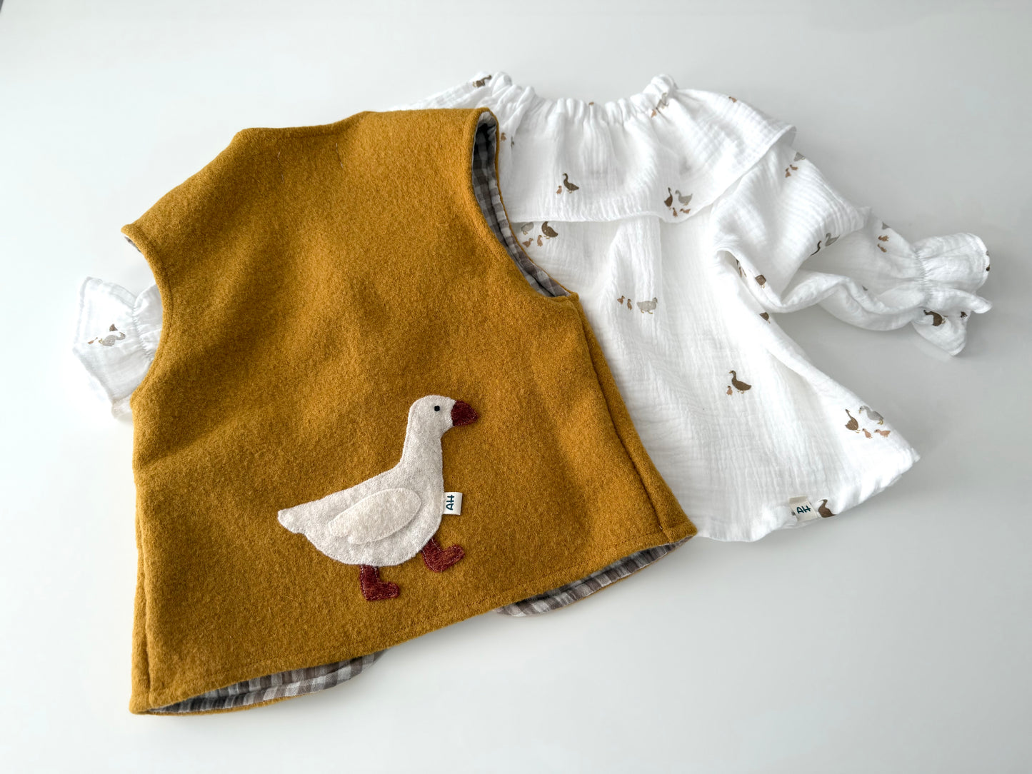 Wollwalkweste mit Gans-Motiv – Handmade & Unisex (Senffarbe)