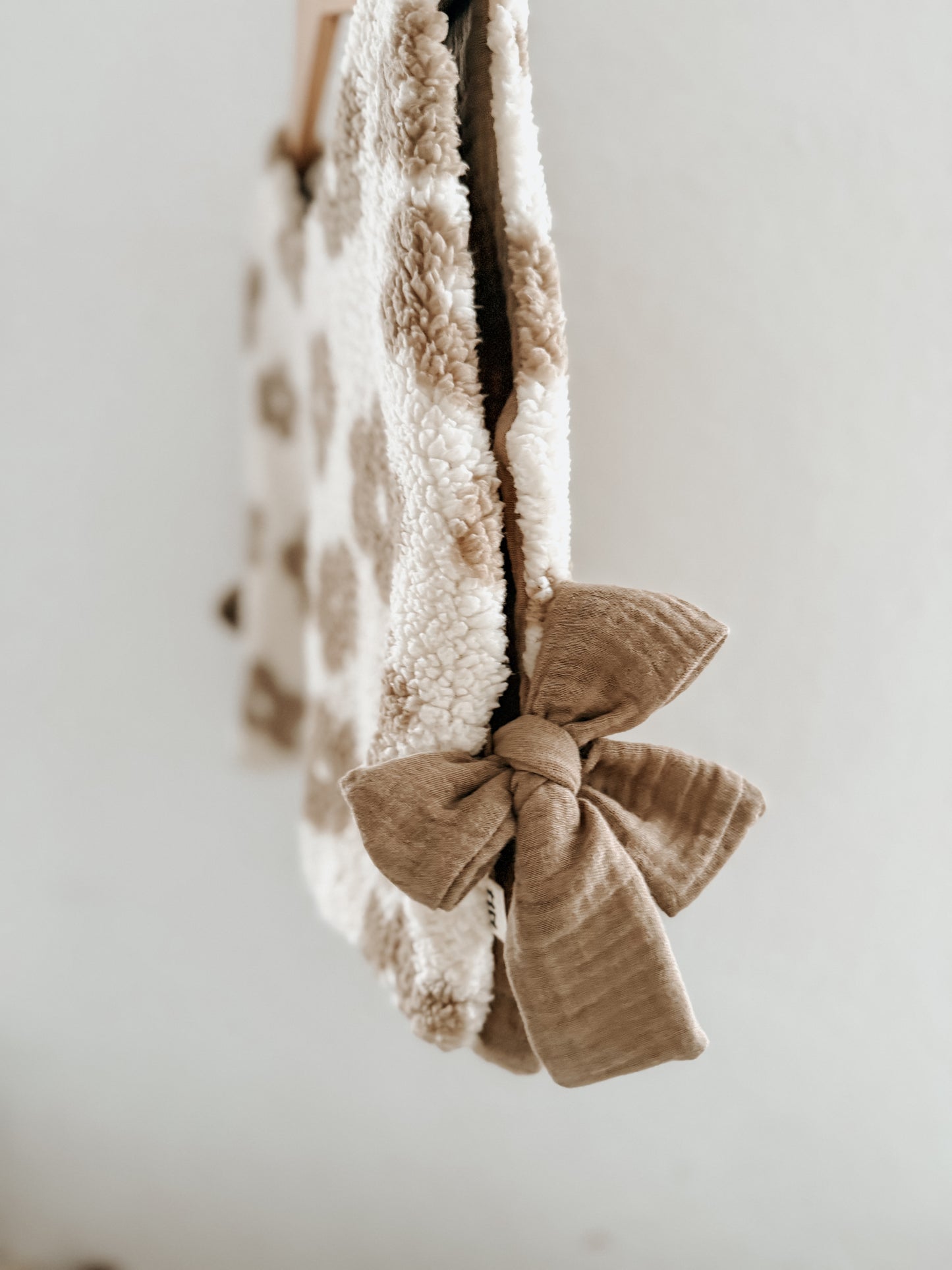 Handgemachte Teddy-Weste mit Schleifen – mit Musselin-Futter