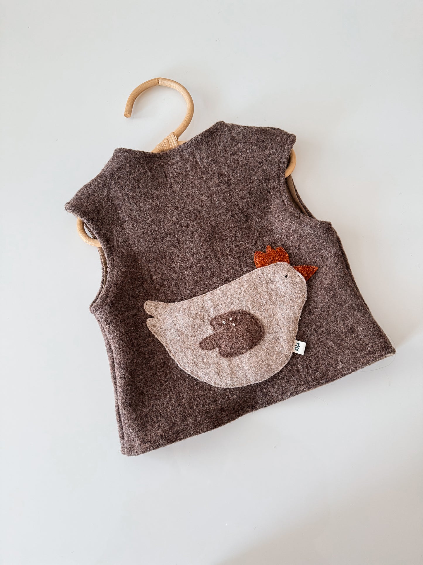 Wollwalkweste mit Huhn-Motiv – Handmade & Unisex (Braun)