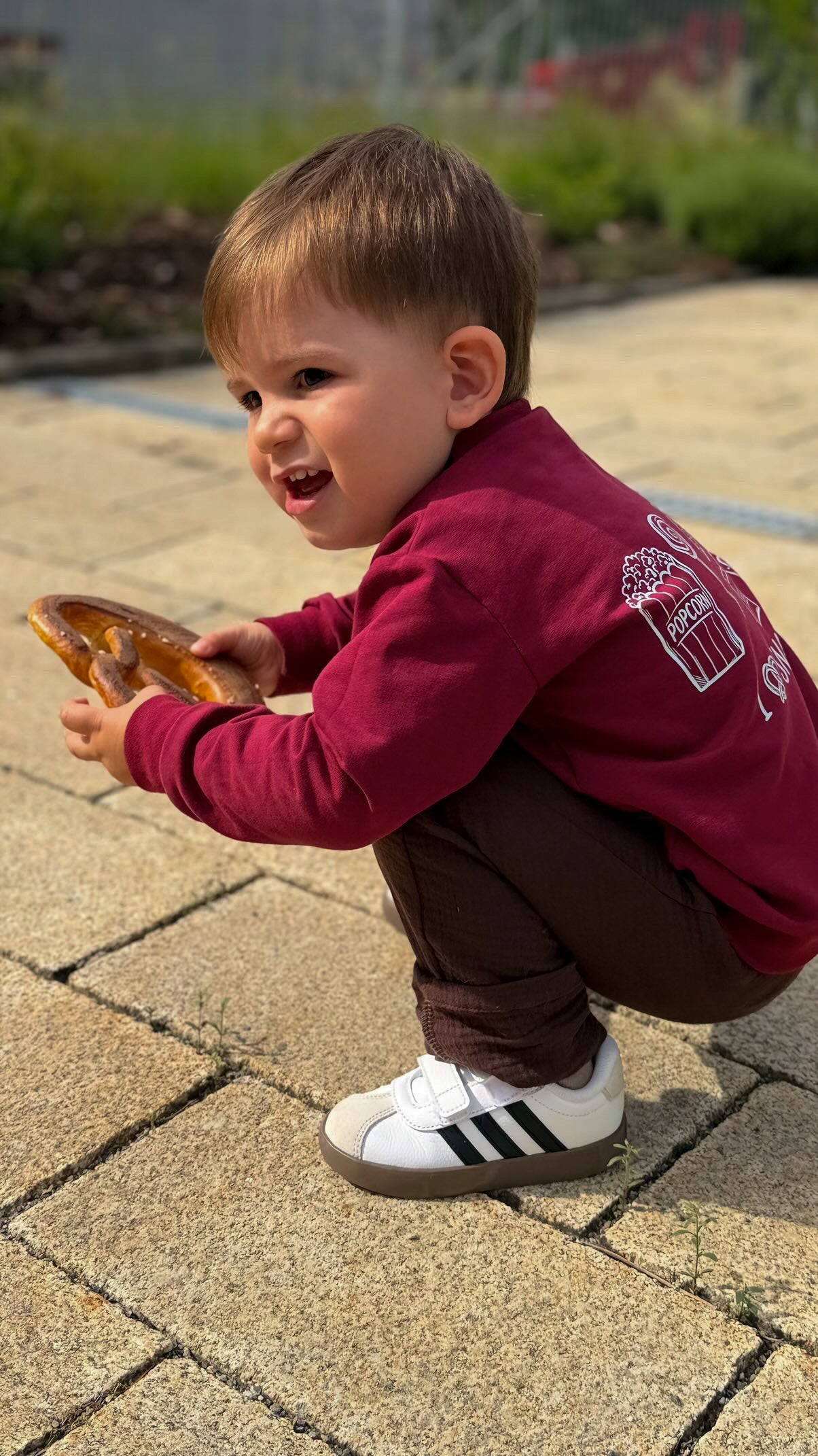Kinderpullover SNACKS – Handgemachter Oversize-Sweater (Burgunderrot)