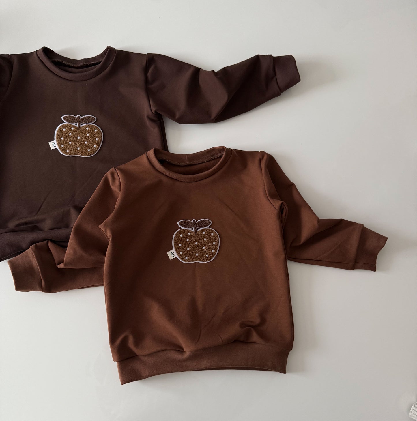 Brown Pullover mit süßem Chenille-Patch Apfel