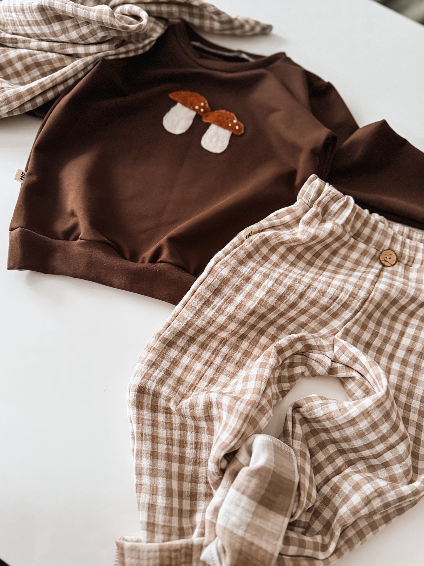 Handgemachter Kinderpullover aus Baumwoll French Terry - Schokobraun mit süßen Pilz-Applikationen