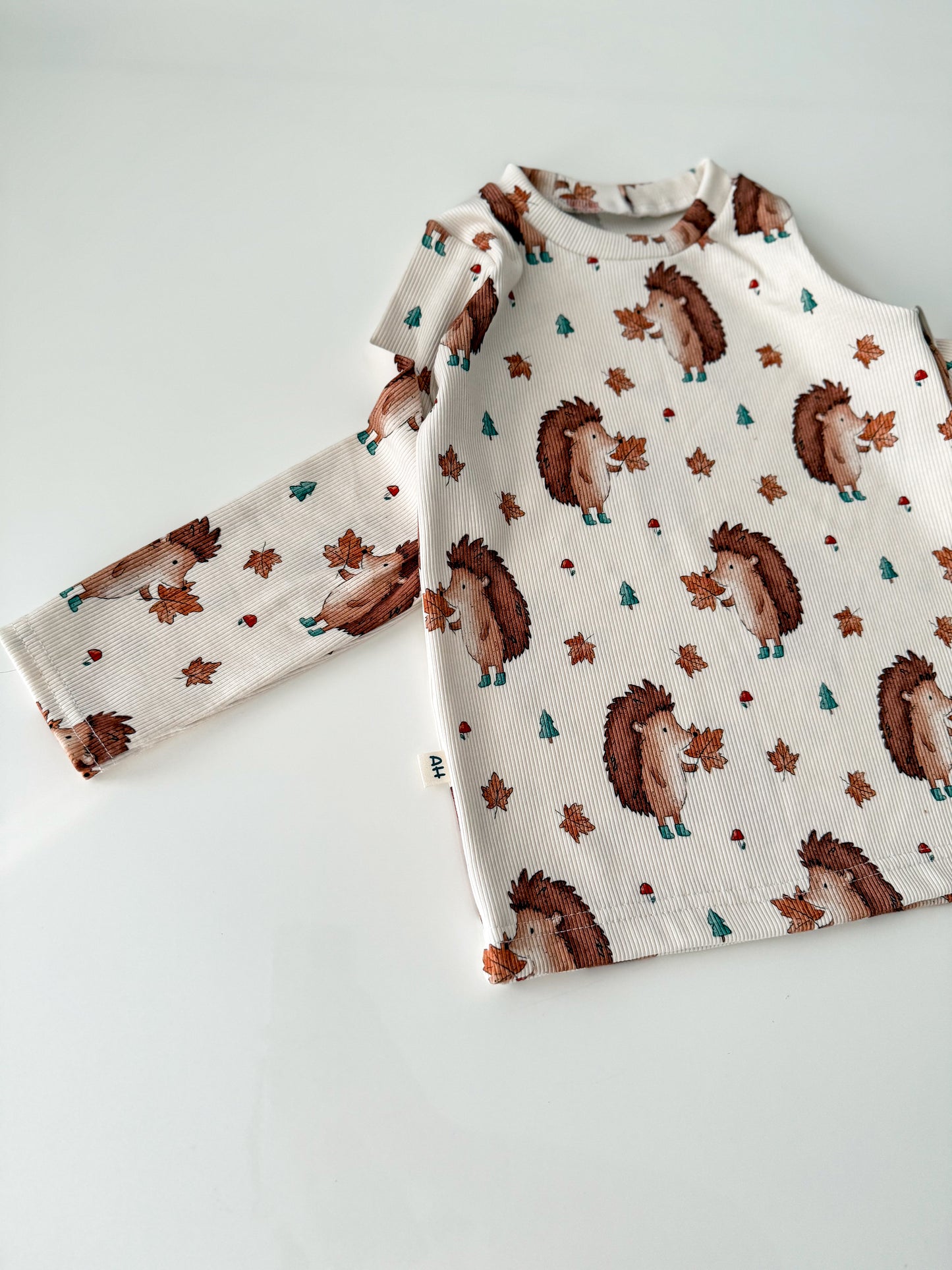 Langarmshirt aus Baumwolle Rippjersey „Herbst Igel“ – Handmade für Babys & Kinder