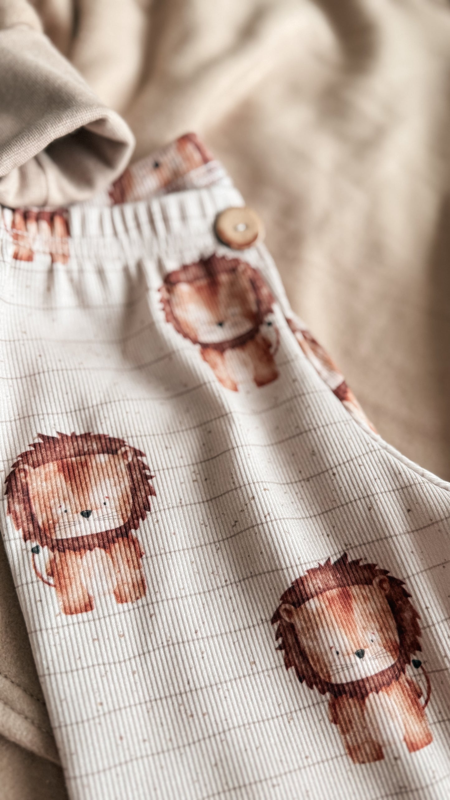 Handmade Set: Kuscheliger Baumwollfleece Poncho & Löwen Leggings (Größe 110)