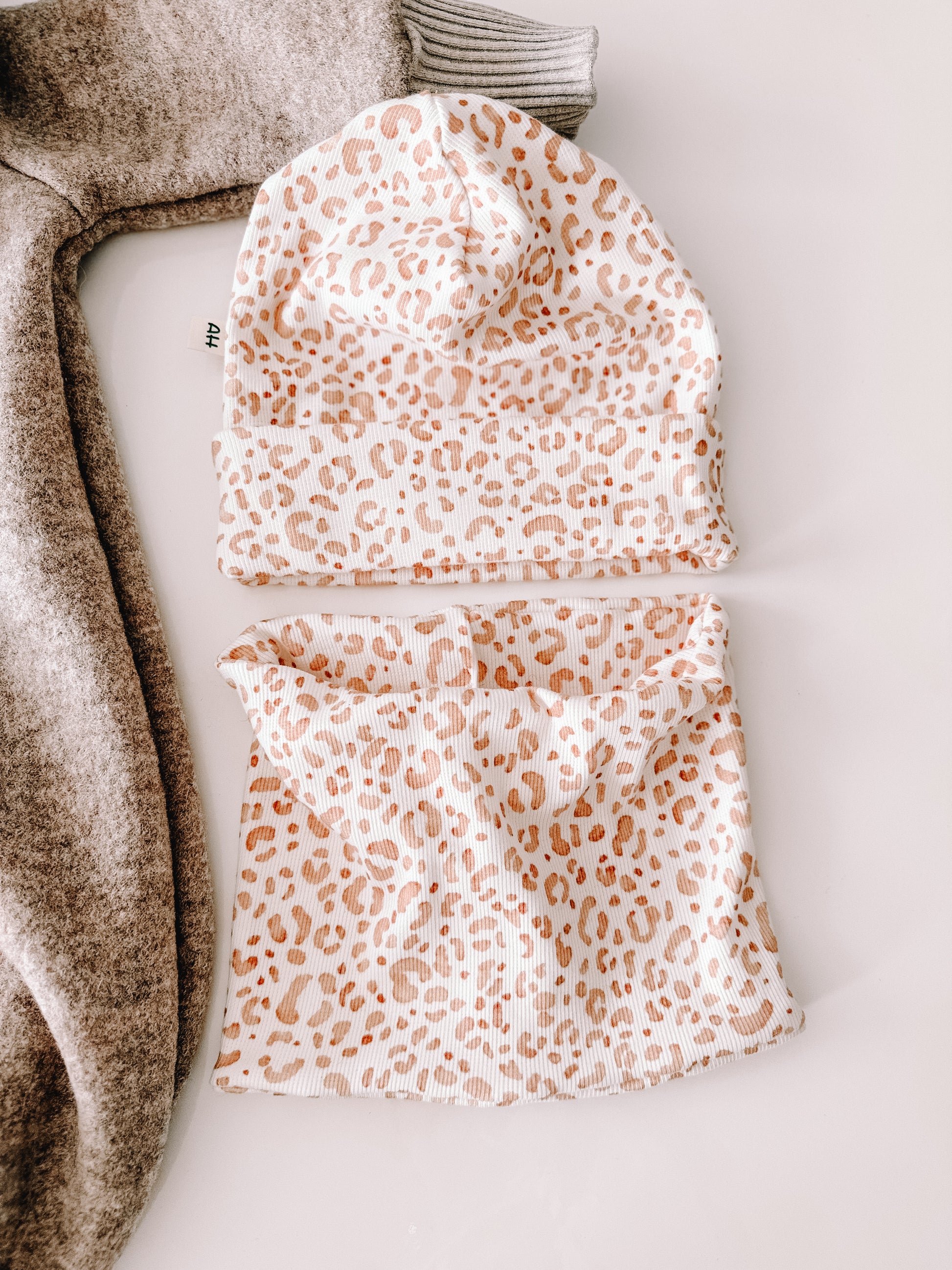 Handmade Loopschal - Mütze Set Leopard Muster Beanie