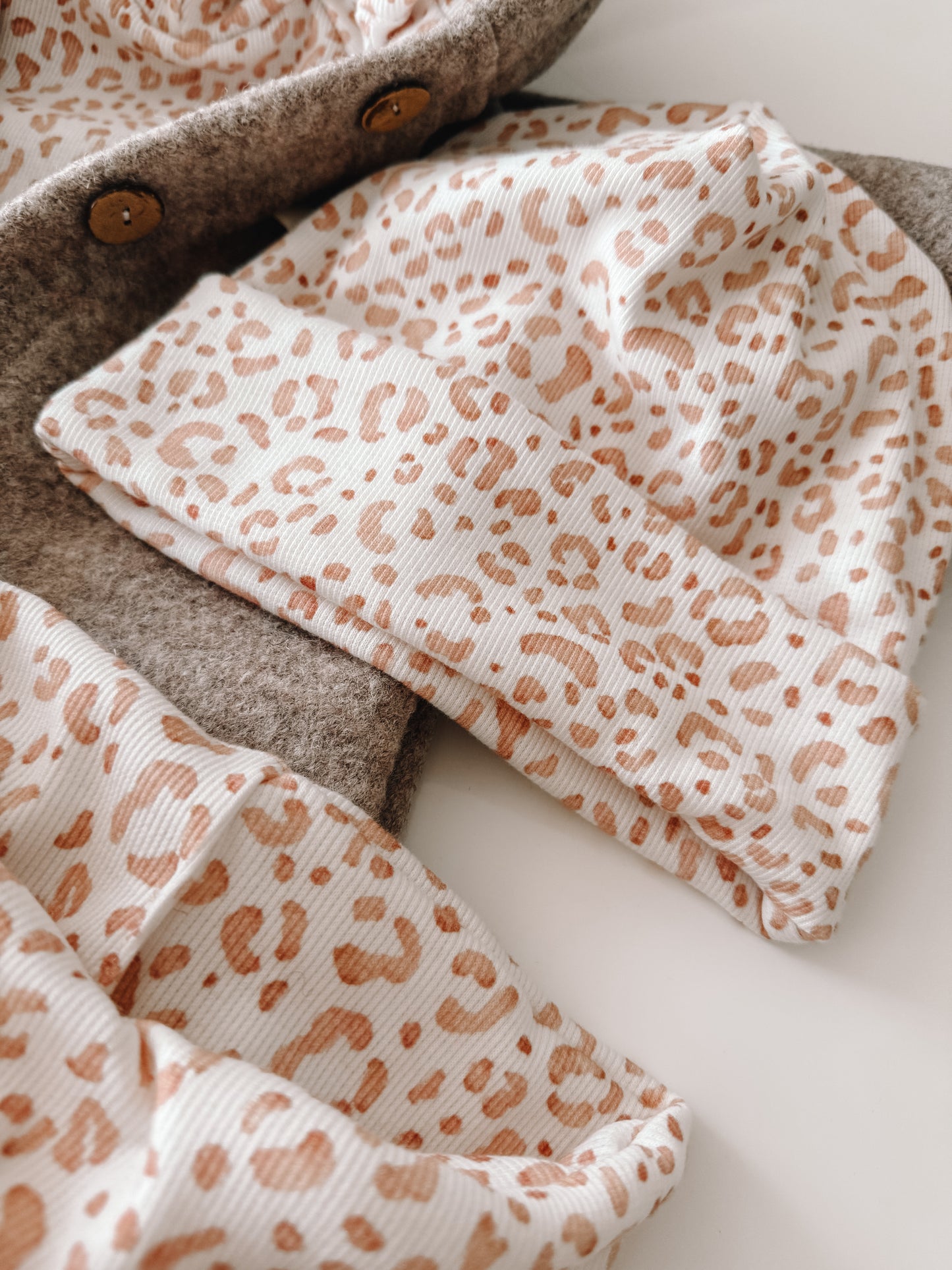 Beige Leopardenmuster Mütze & Loopschal aus Baumwolljersey – Handmade für Babys & Kinder