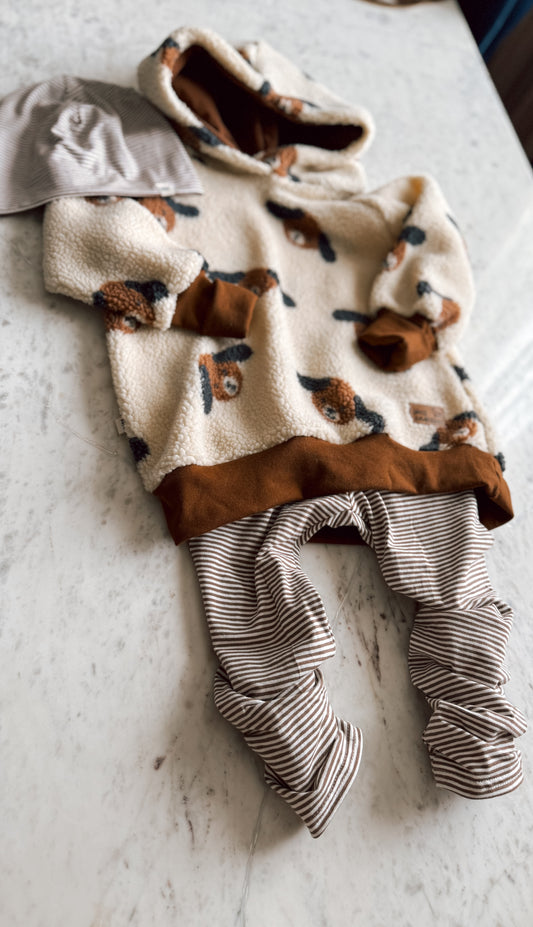 Outdoor Teddy-Hoodie mit Welpen-Motiv – Unisex Kapuzenpullover – Braun-Details