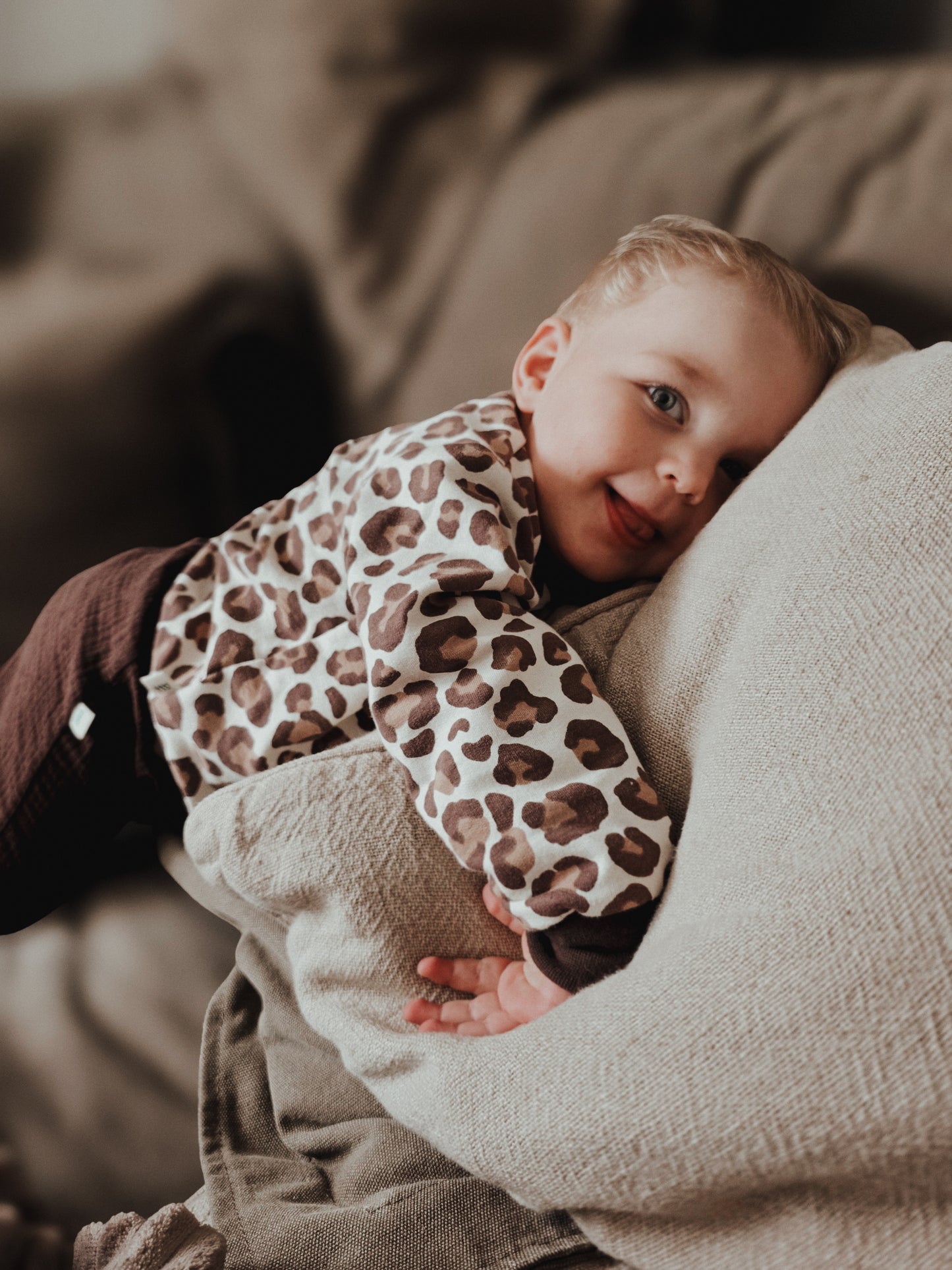 Handgemachter Leo-Pullover für Kinder – Bio-Baumwolle French Terry in Trendfarbe Schokobraun