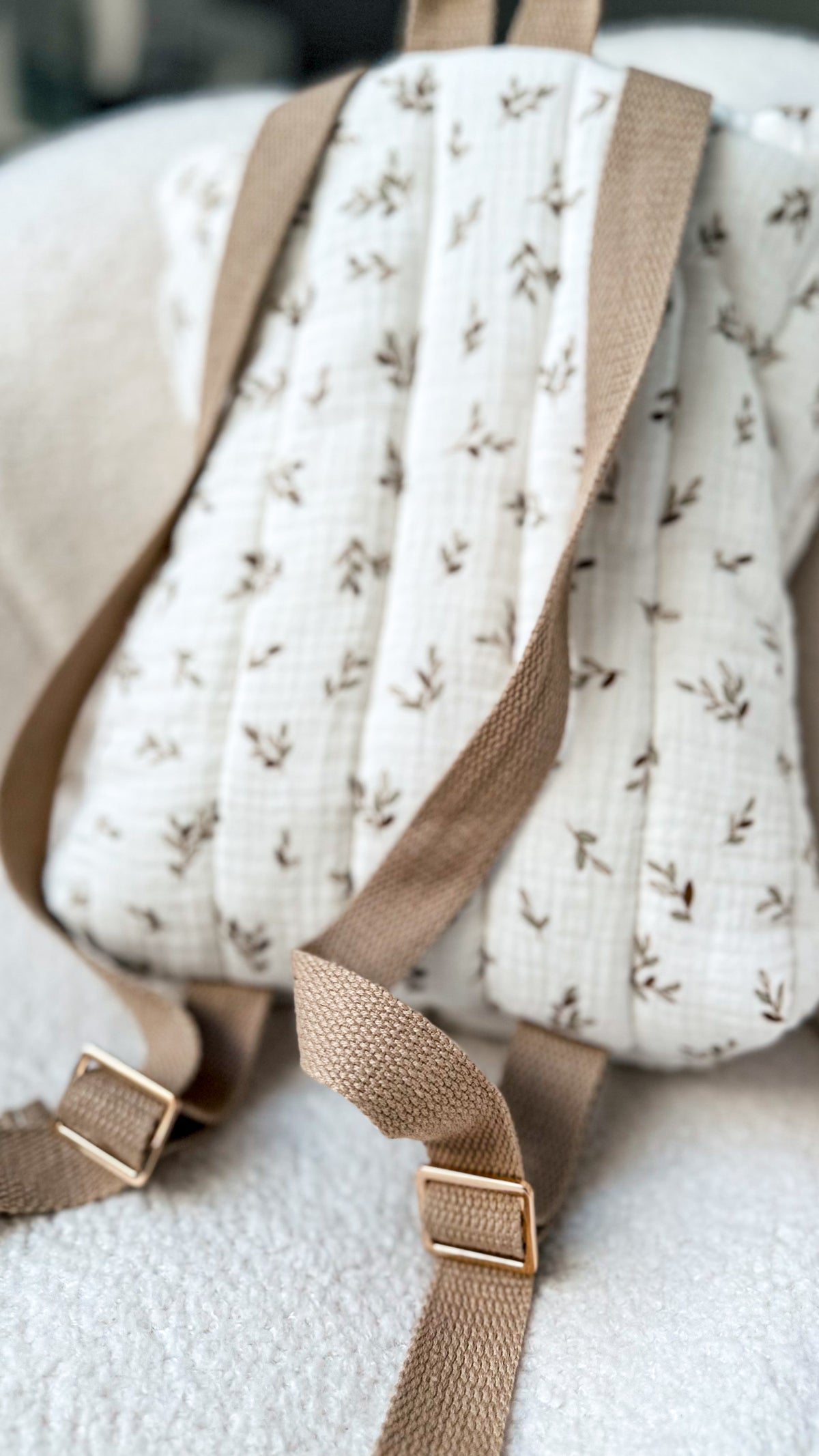 Handmade Gesteppter Kinder Rucksack aus Musselin - Weiß mit Blumenmuster und Gold Details
