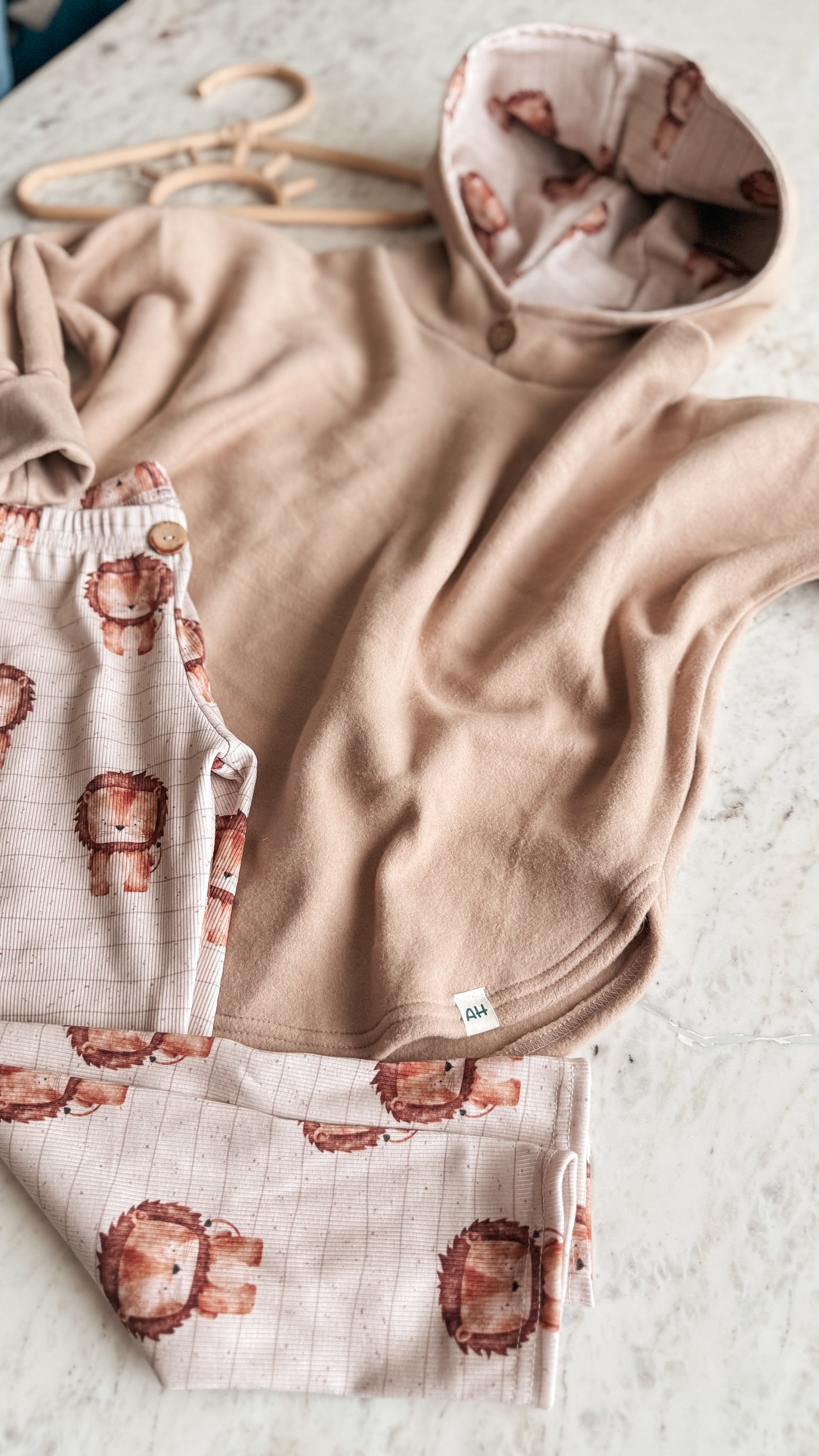 Handmade Set: Kuscheliger Baumwollfleece Poncho & Löwen Leggings (Größe 110)