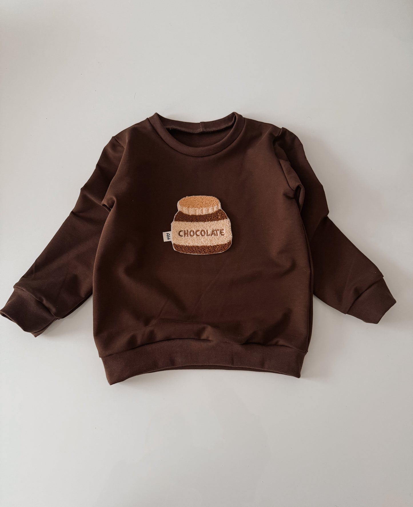 Choco Brown Pullover mit süßem Chenille-Patch Chocolate Jar
