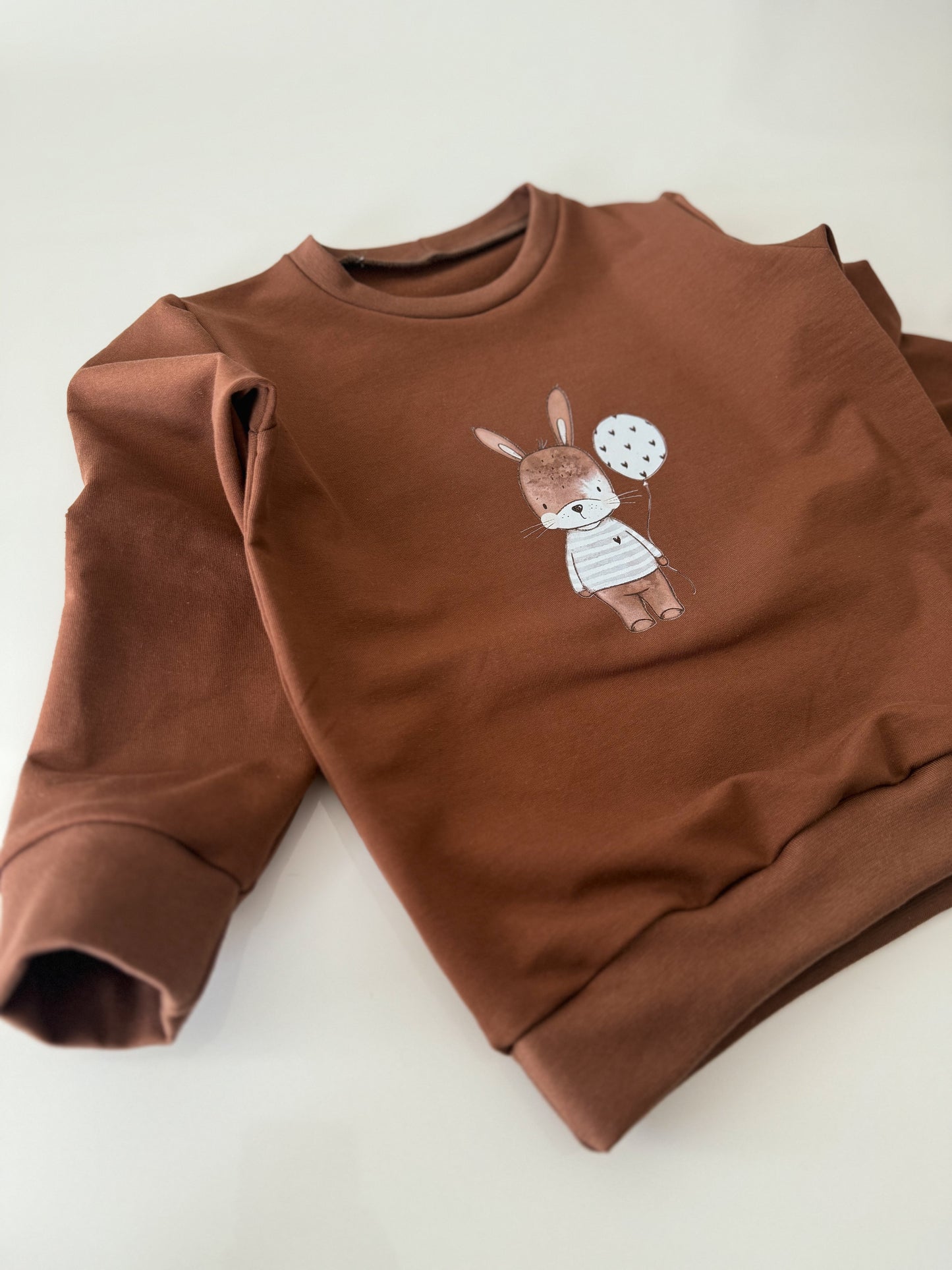 Handgemachter Oversize Pullover für Kinder & Babys – aus Baumwoll-French Terry in Braun mit süßem Hasen-Motiv