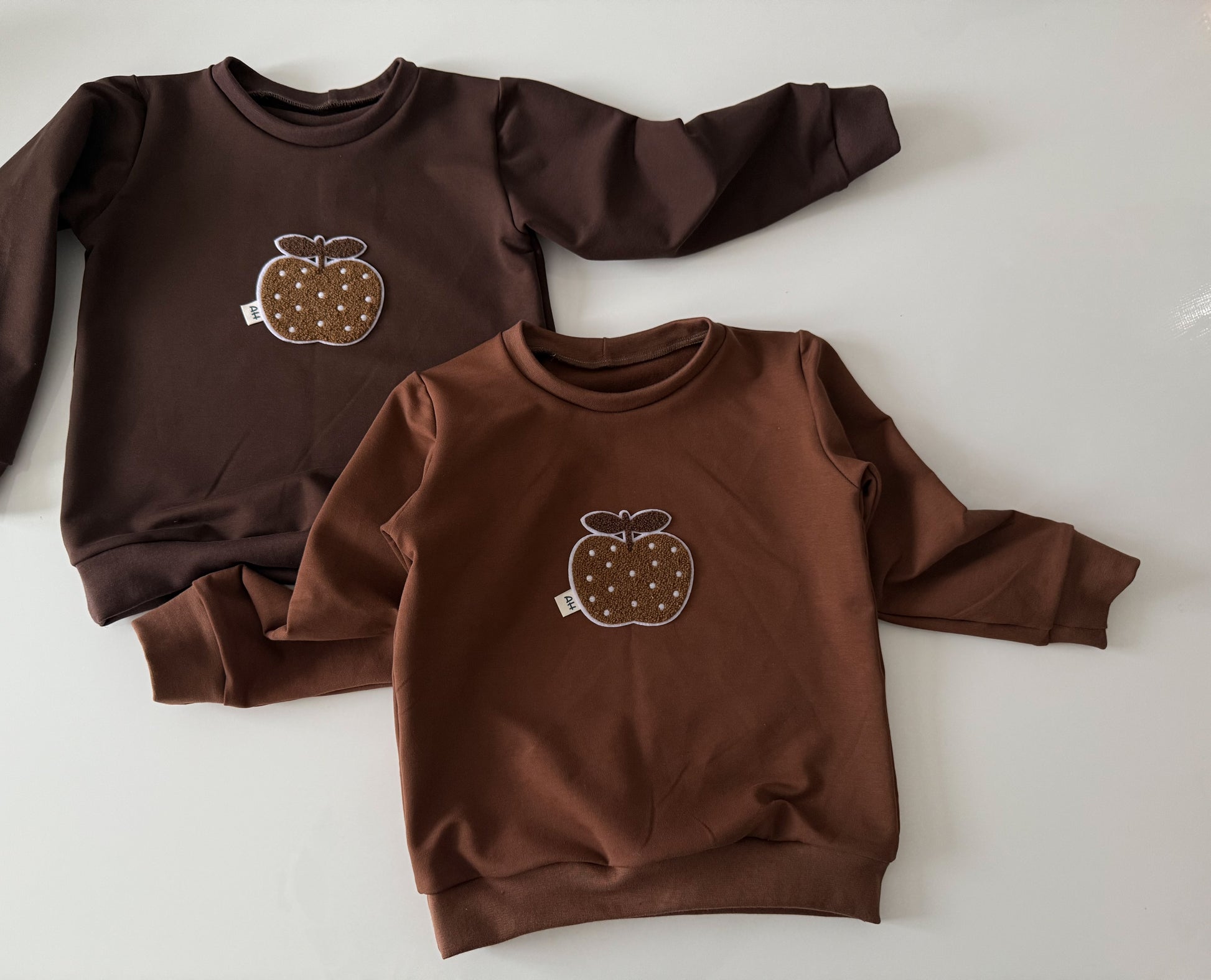 Handmade Sweaters für Kinder und Baby’s. Organische Baumwolle, mit Apfel Motiv