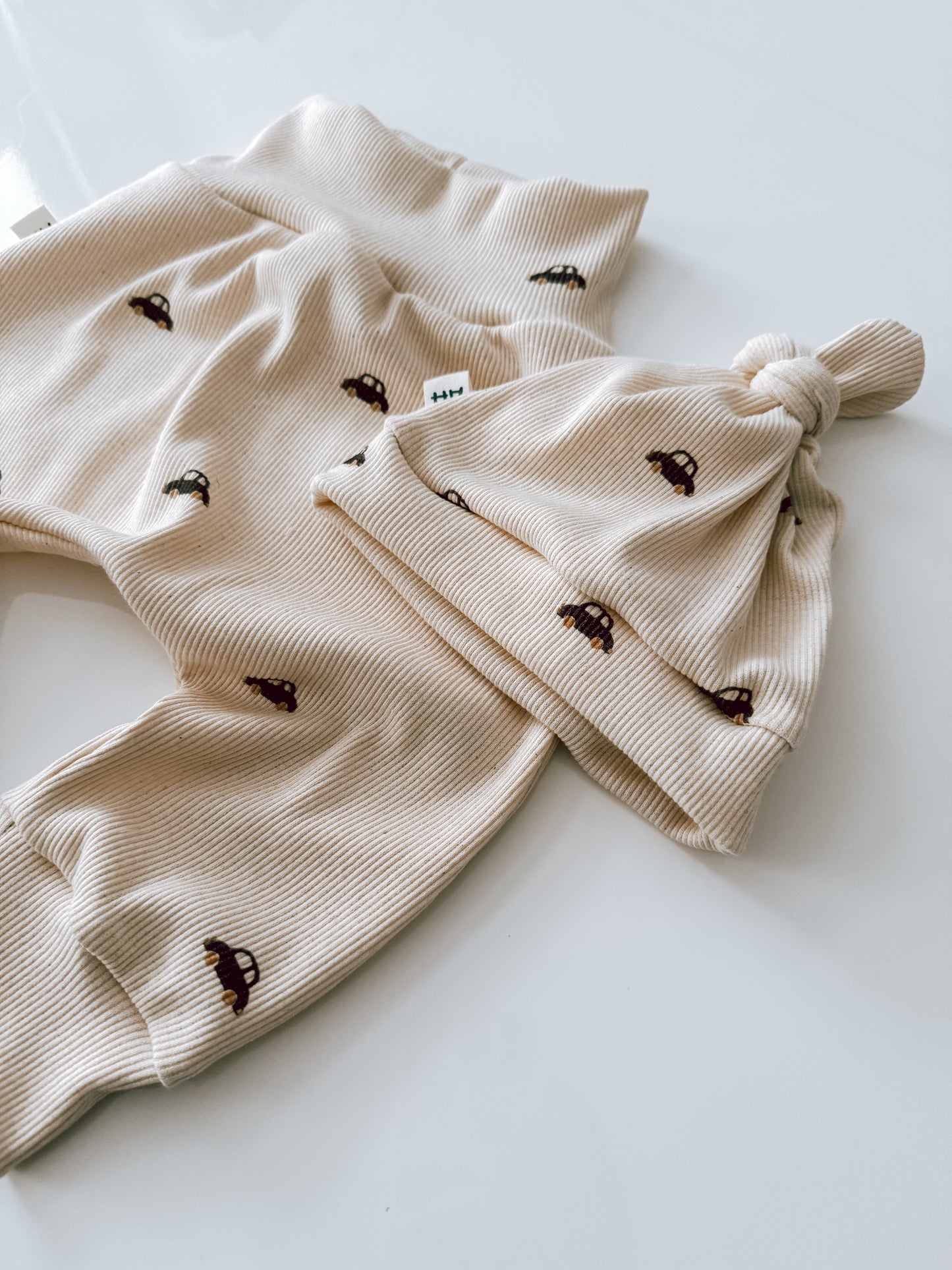 Wunderschönes Baby Kleidung Set – Hose & Knotenmütze | GOTS Bio Rippjersey | Handgemacht