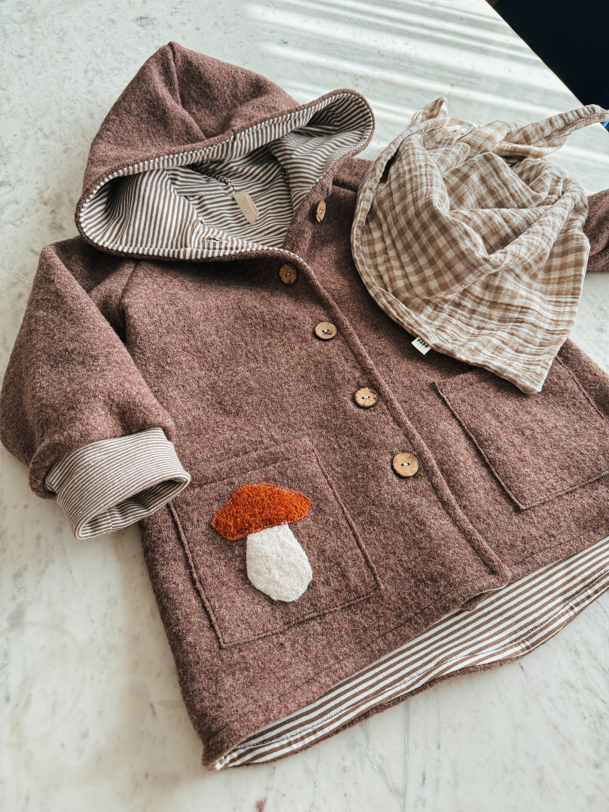 Kuschelige Walkjacke mit Fliegenpilz Applikation | Handgemacht für Kinder Braun