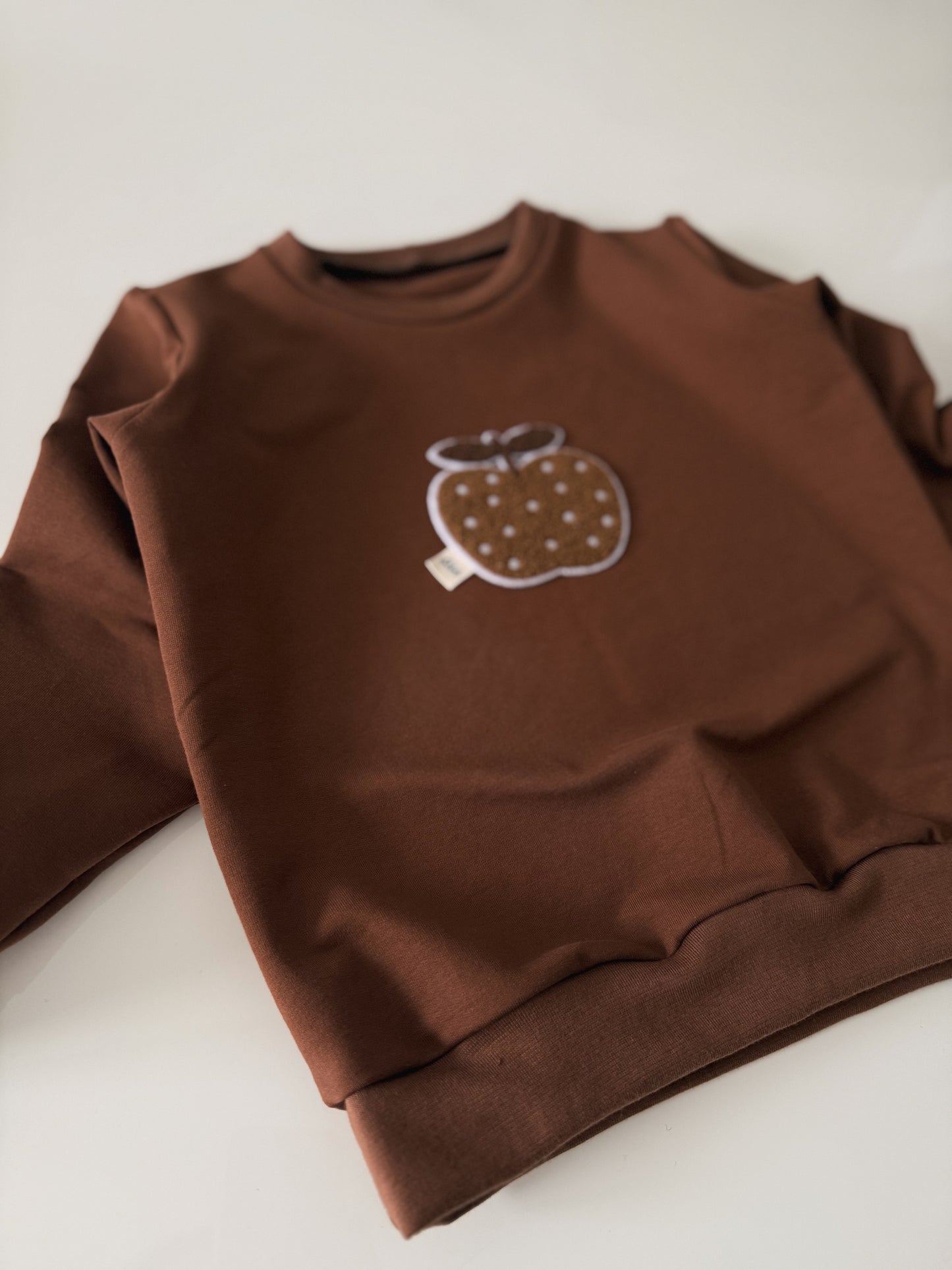 Brown Pullover mit süßem Chenille-Patch Apfel