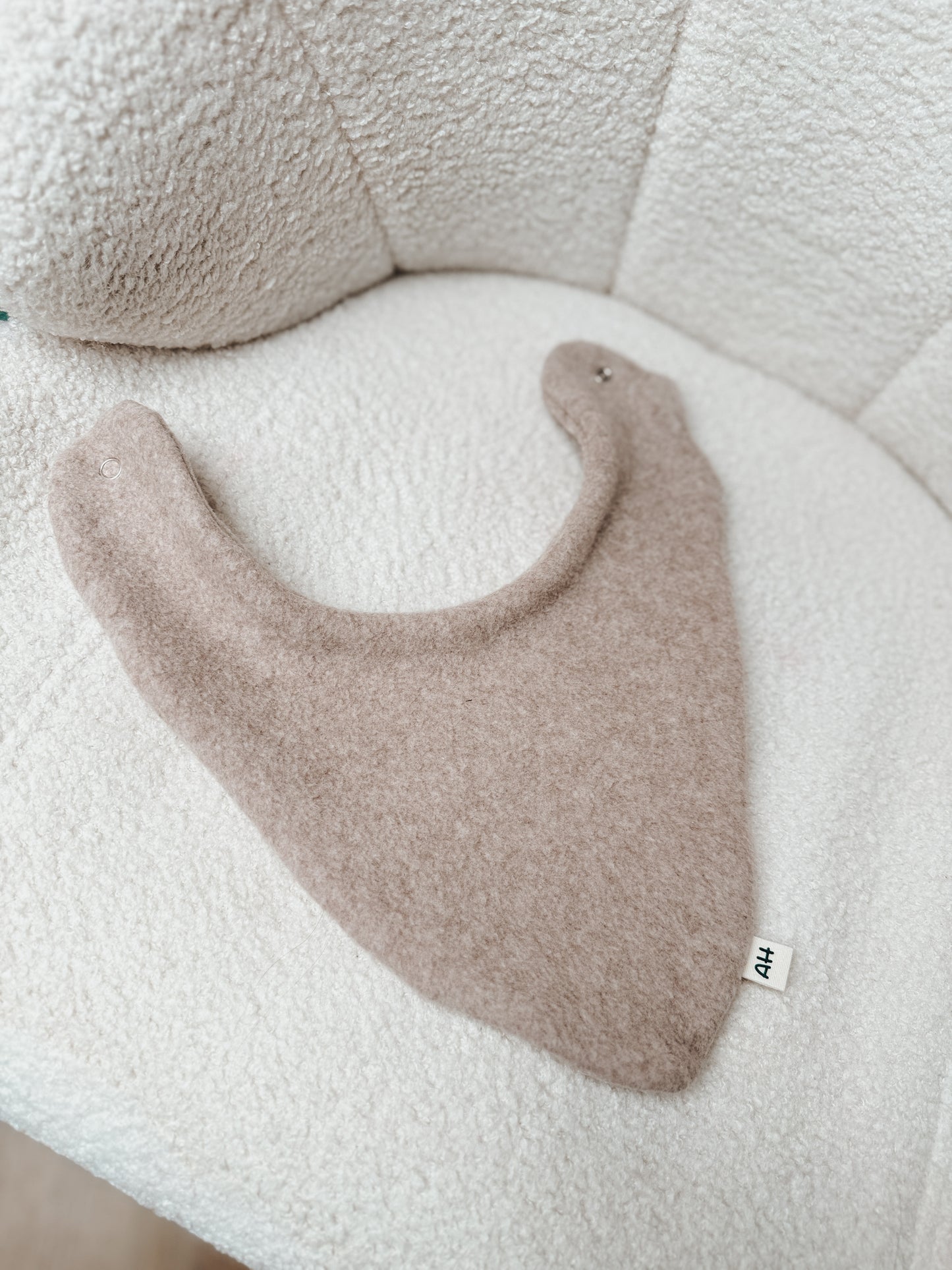 Baby Halstuch aus Baumwollfleece in Beige – Handmade Dreieckstuch (0–18 Monate)