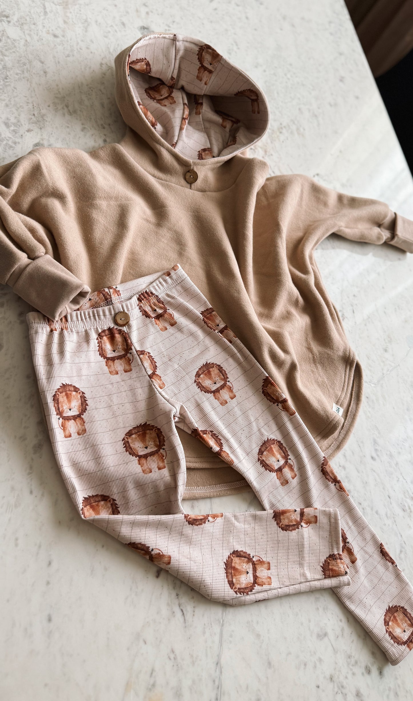 Handmade Set: Kuscheliger Baumwollfleece Poncho & Löwen Leggings (Größe 110)