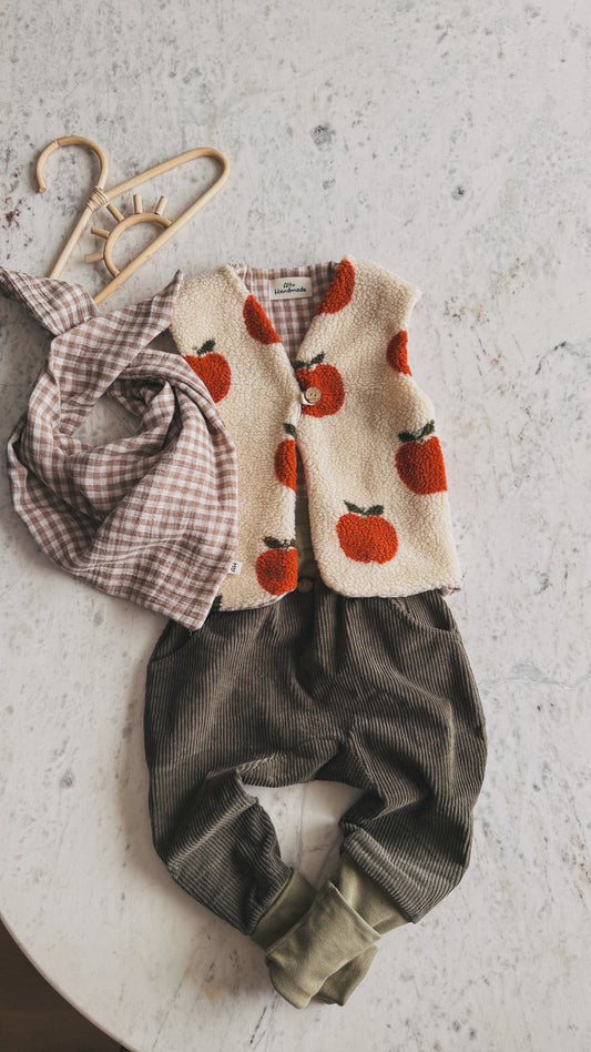 Süße Teddy Weste mit Apfel-Print – Handgefertigt im Cottage-Stil