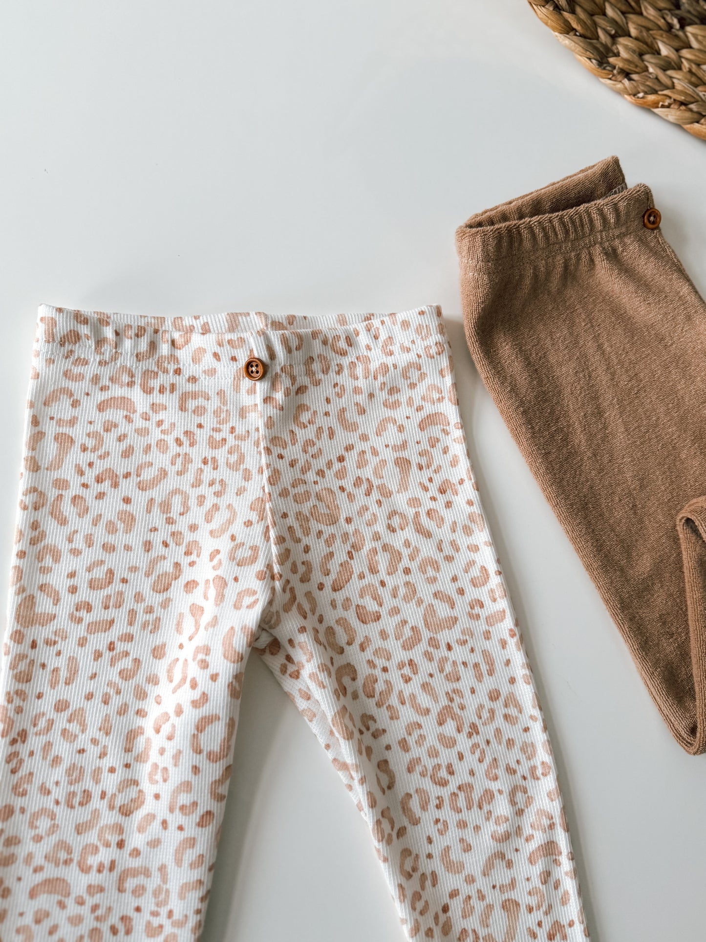 Handgemachte Rippjersey Leggings – Beige Leopard für Babys & Kinder