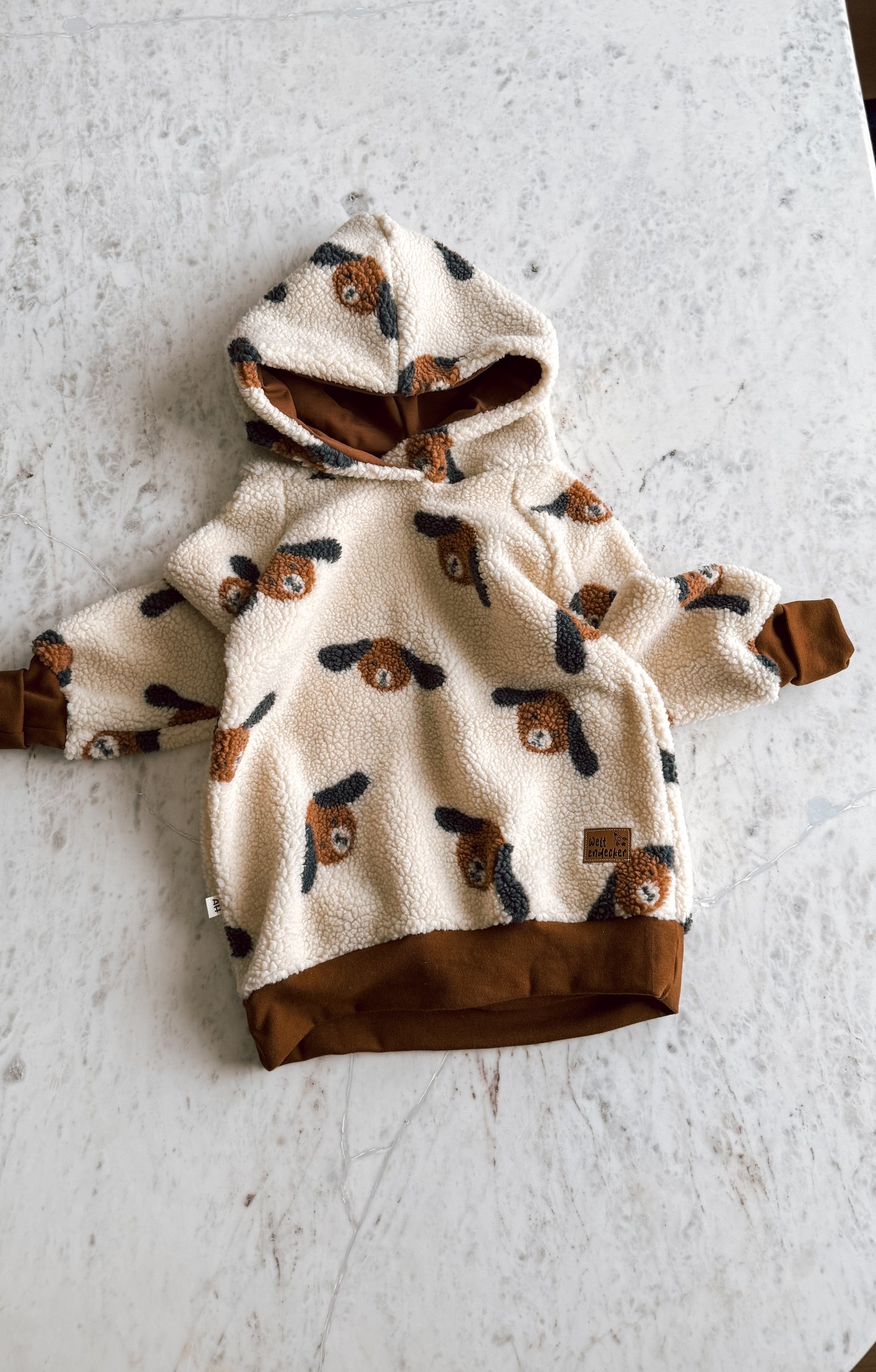 Outdoor Teddy-Hoodie mit Welpen-Motiv – Unisex Kapuzenpullover – Braun-Details