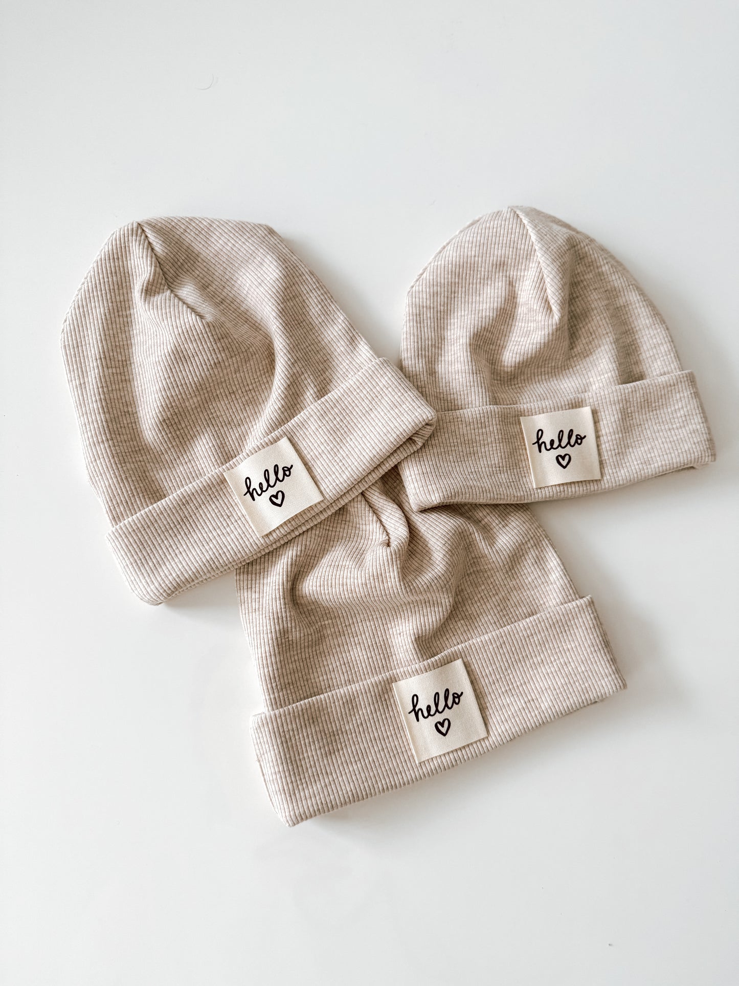 Handmade Ribjersey Beanie “Hello” – Beige Meliert (Unisex)