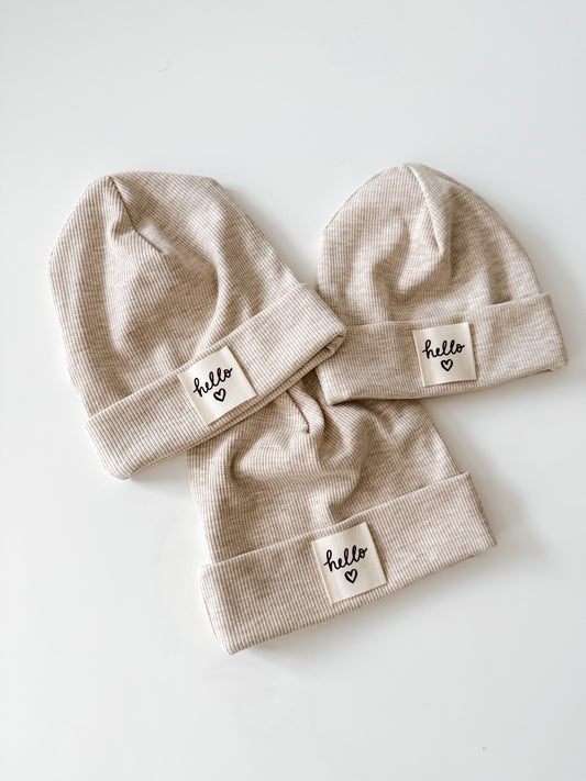 Handmade Ribjersey Beanie “Hello” – Beige Meliert (Unisex)