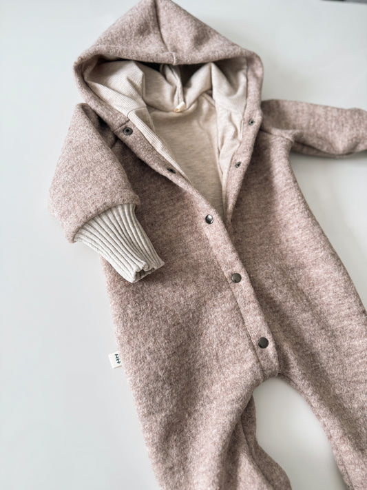 Beige Walkoverall Handmade für Babys und Kinder. Neutral Farbe